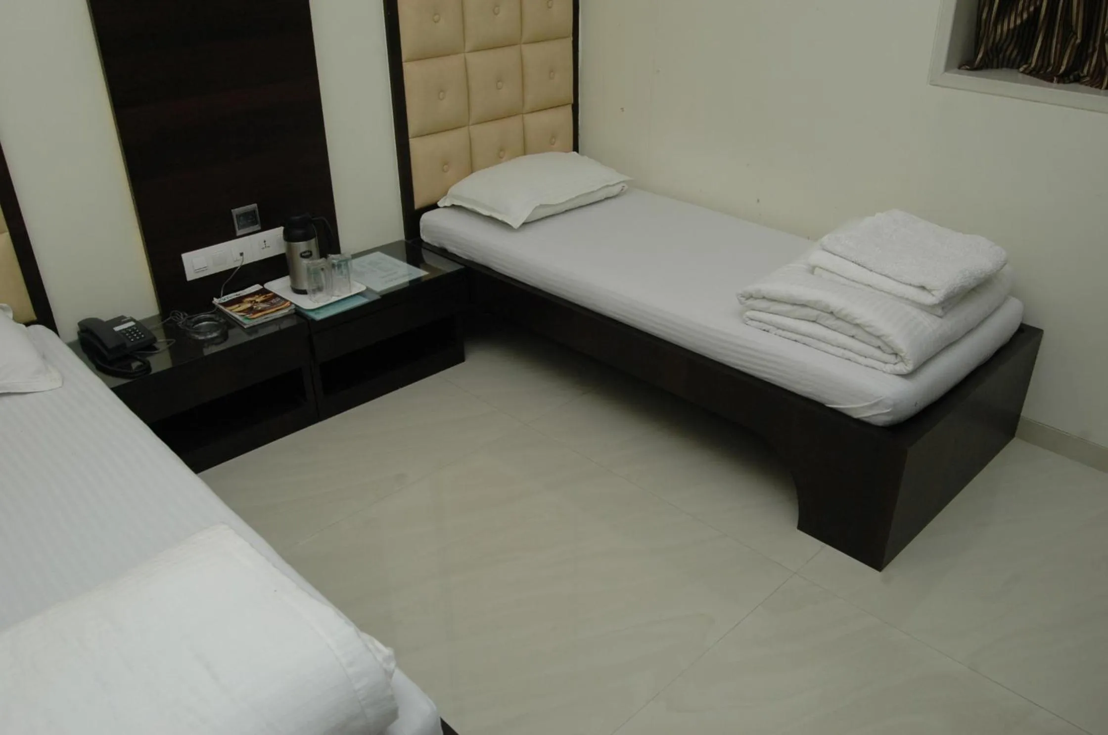 Bed in Hotel Causeway, Colaba