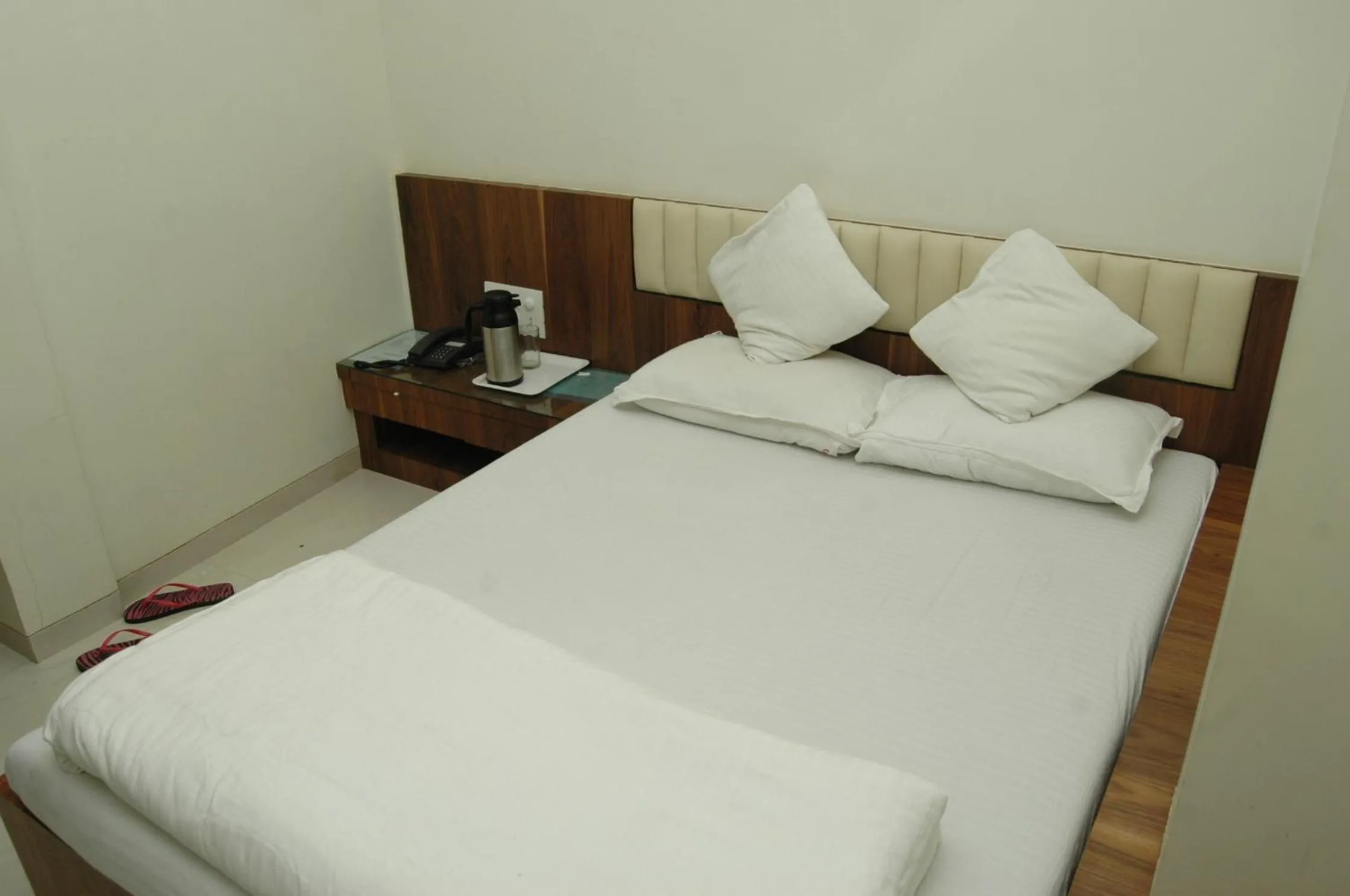 Bed in Hotel Causeway, Colaba