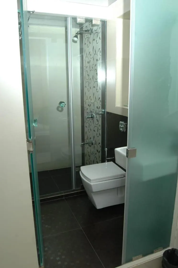 Toilet in Hotel Causeway, Colaba