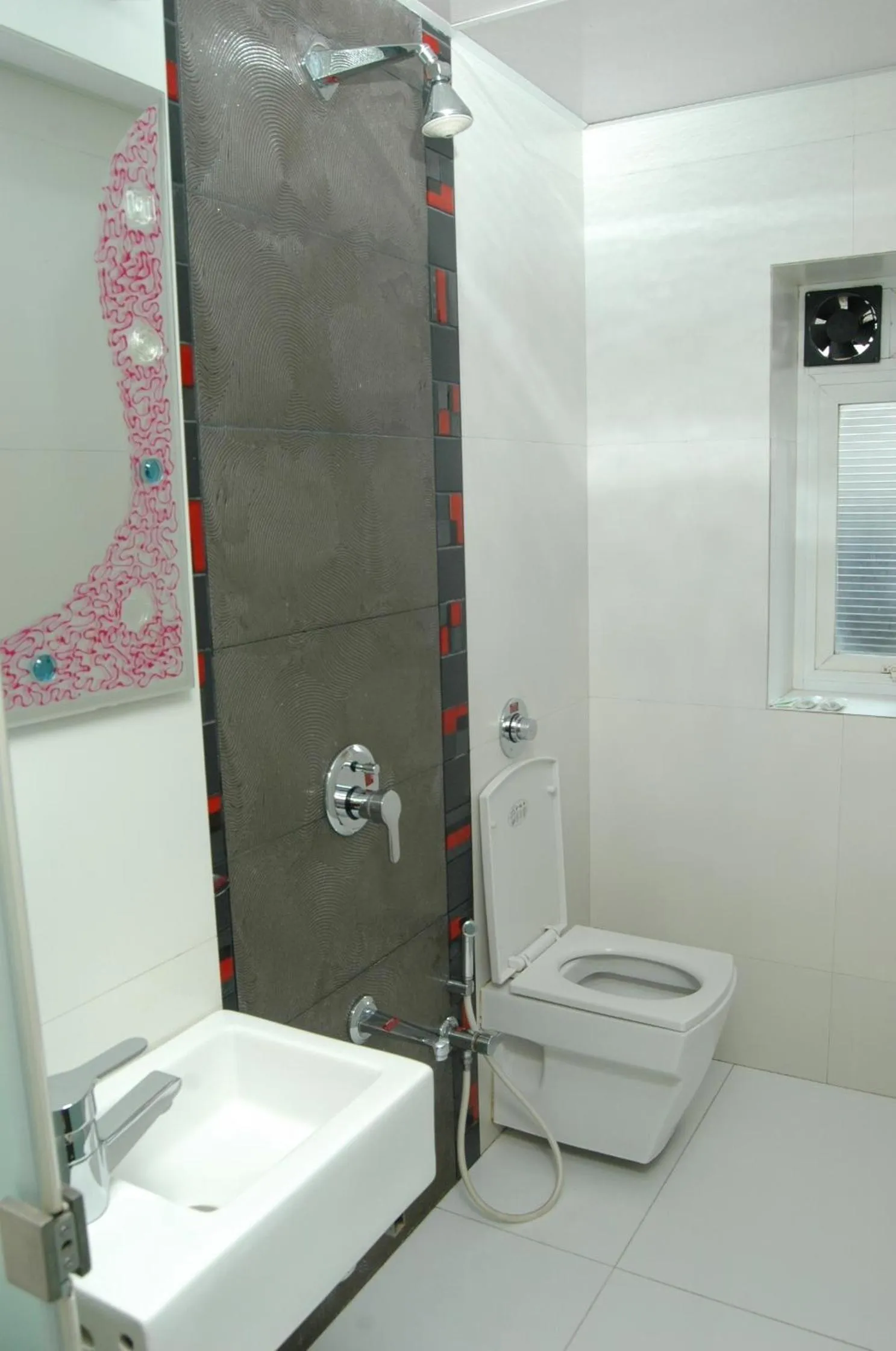 Bathroom in Hotel Causeway, Colaba