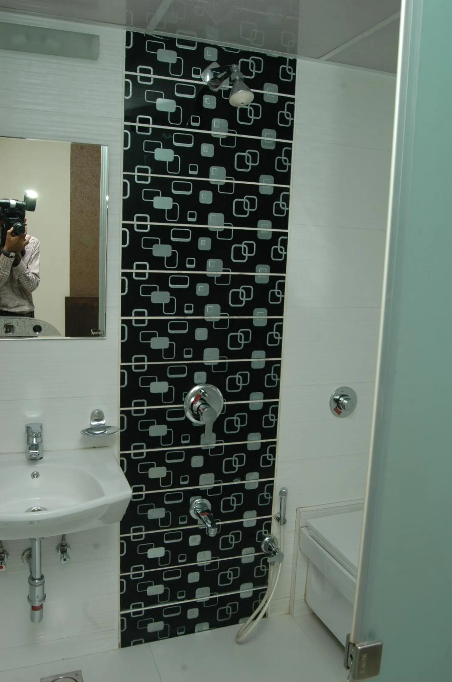 Bathroom in Hotel Causeway, Colaba