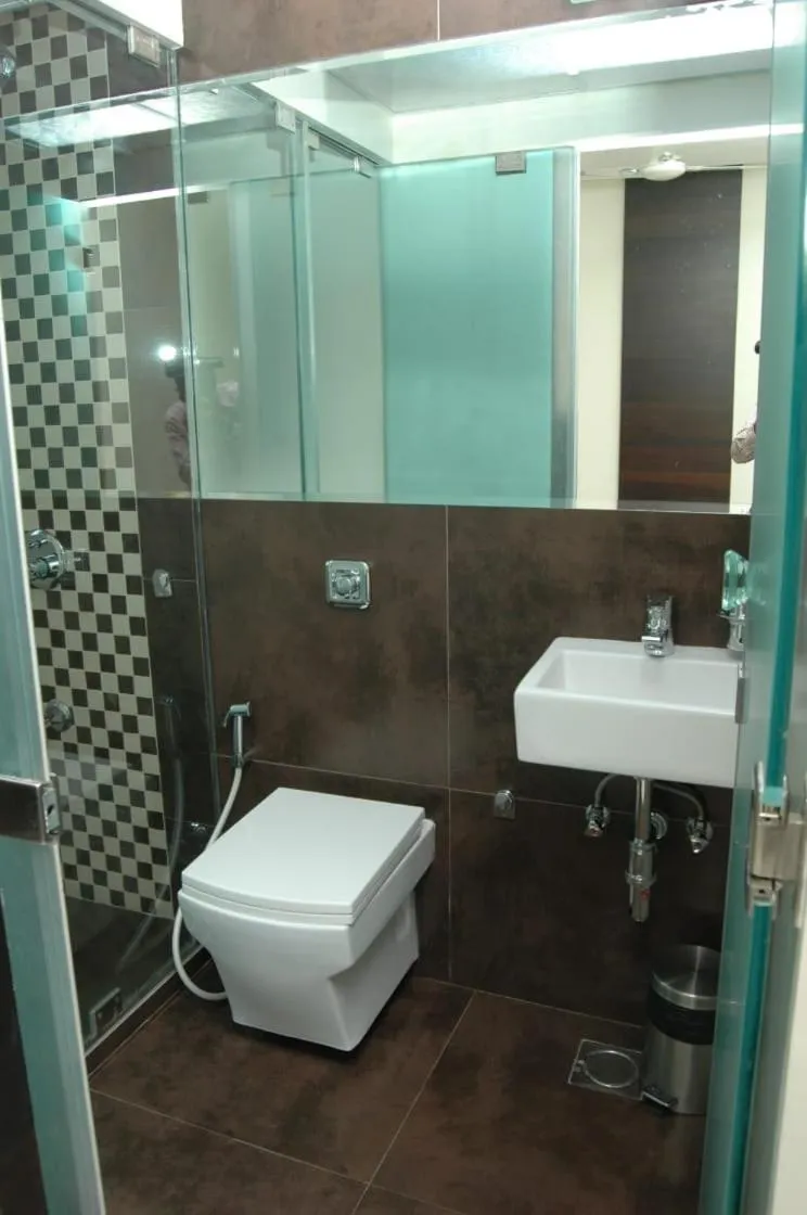 Bathroom in Hotel Causeway, Colaba