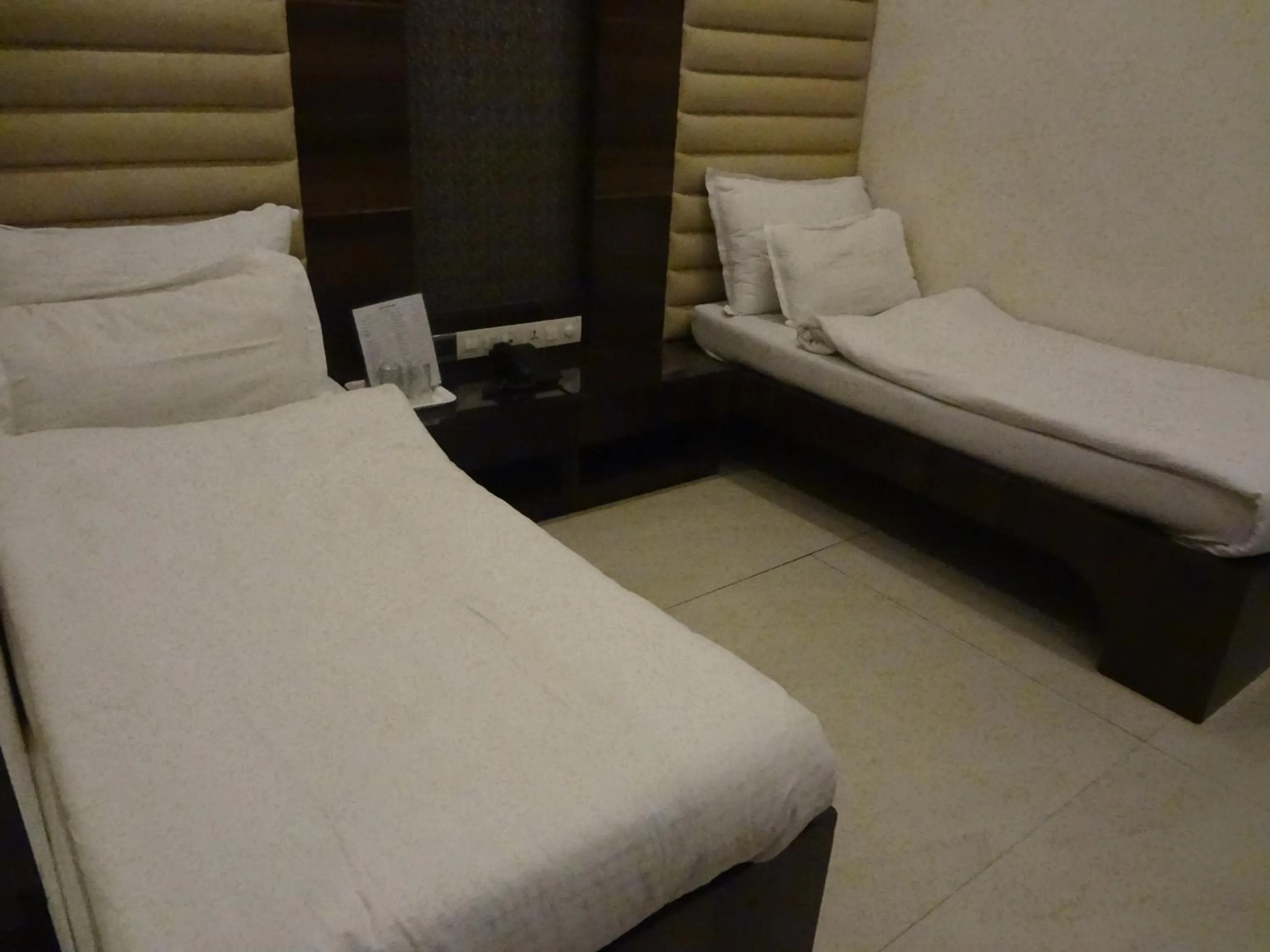 Bedroom, Bed in Hotel Causeway, Colaba