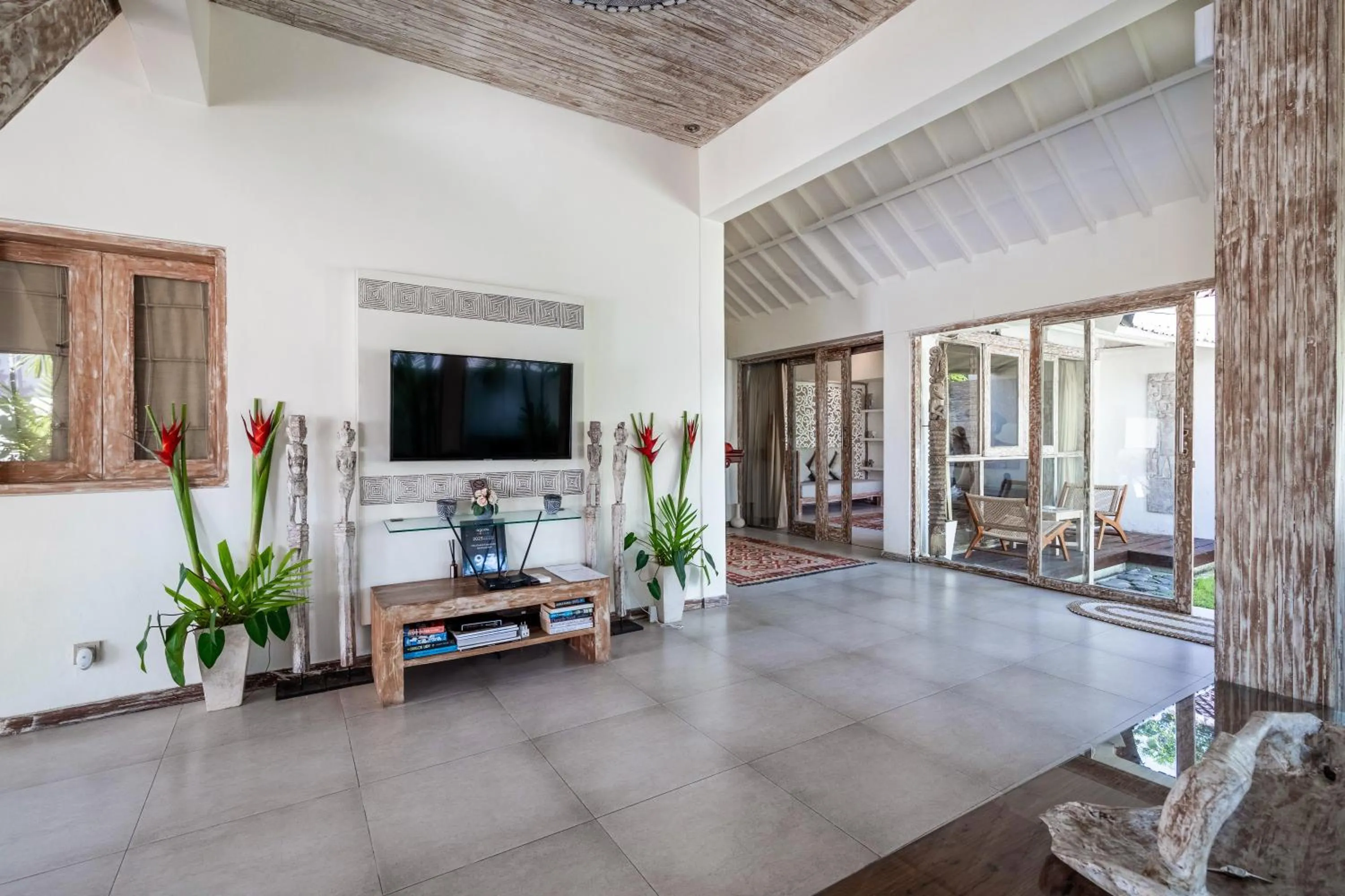 Communal lounge/ TV room in Villa Oberoi