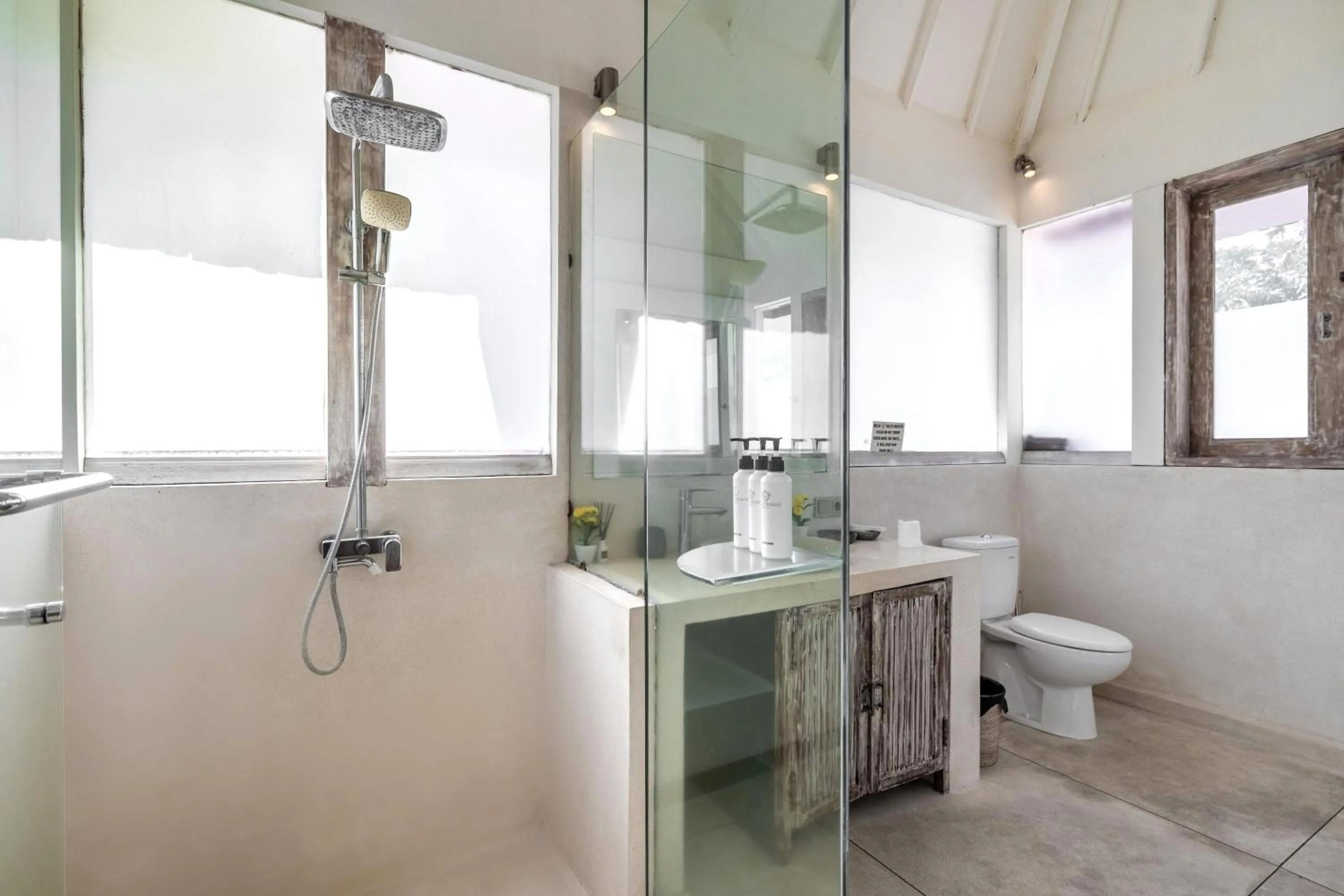 Shower in Villa Oberoi