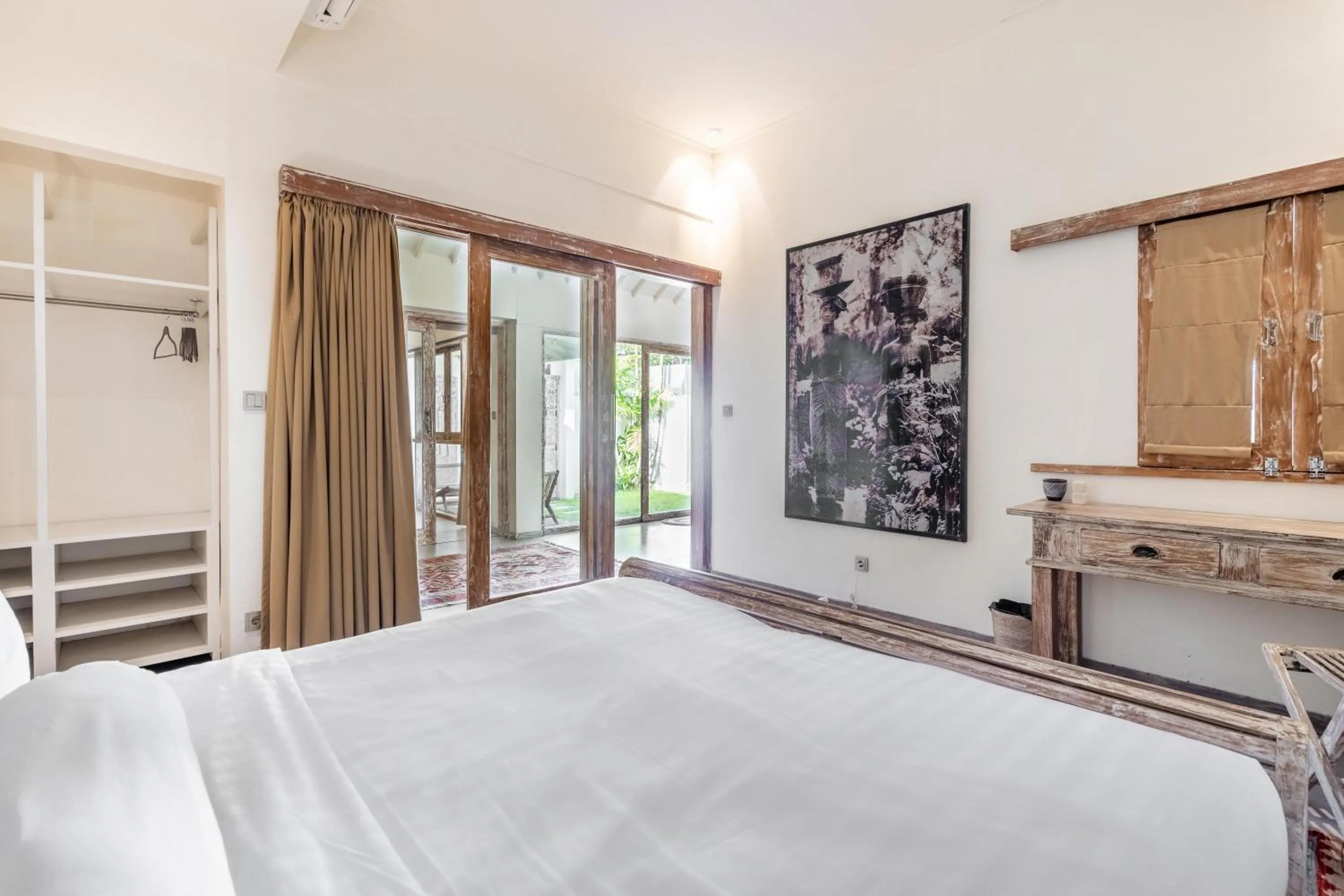 Photo of the whole room, Bed in Villa Oberoi