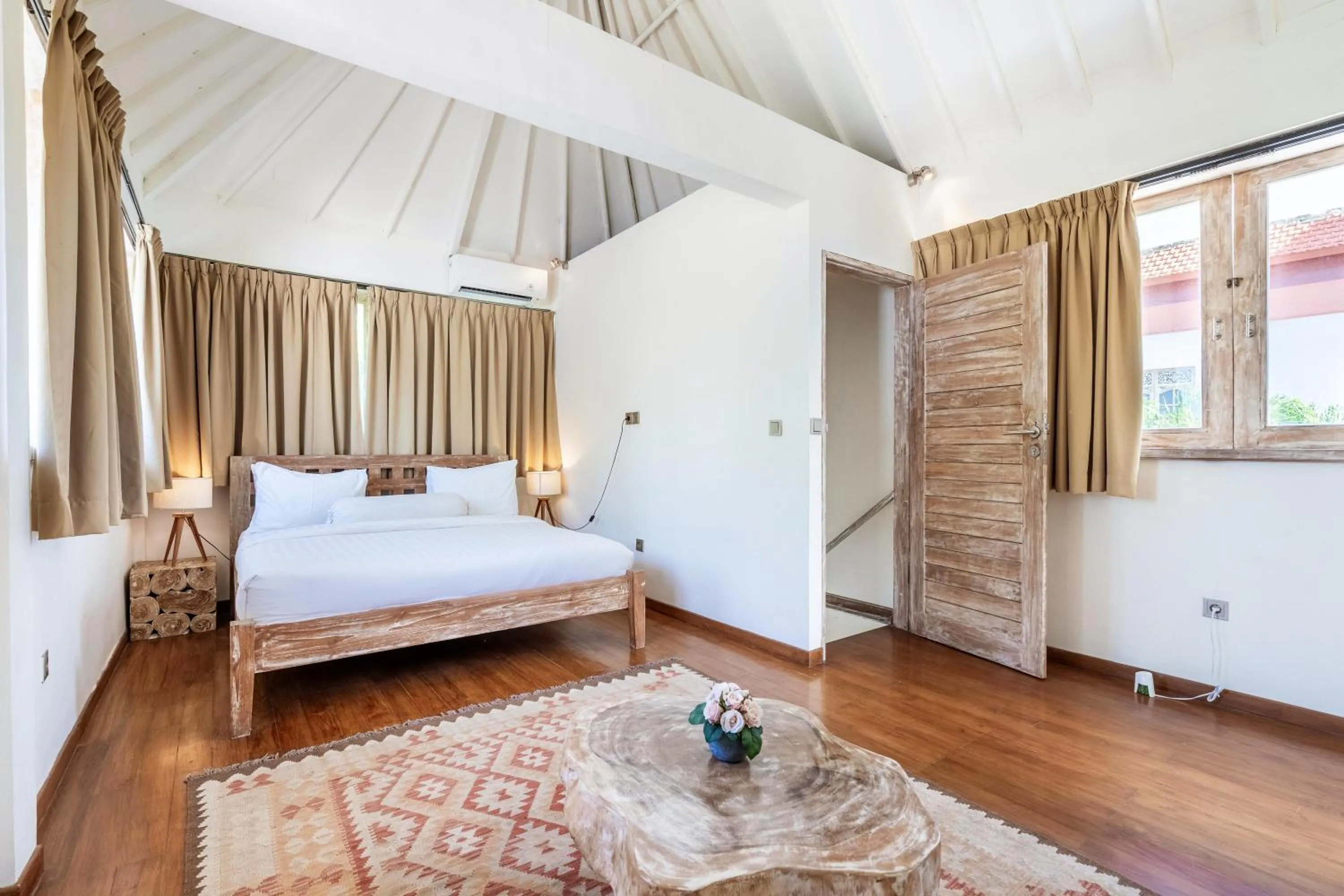 Bedroom, Bed in Villa Oberoi