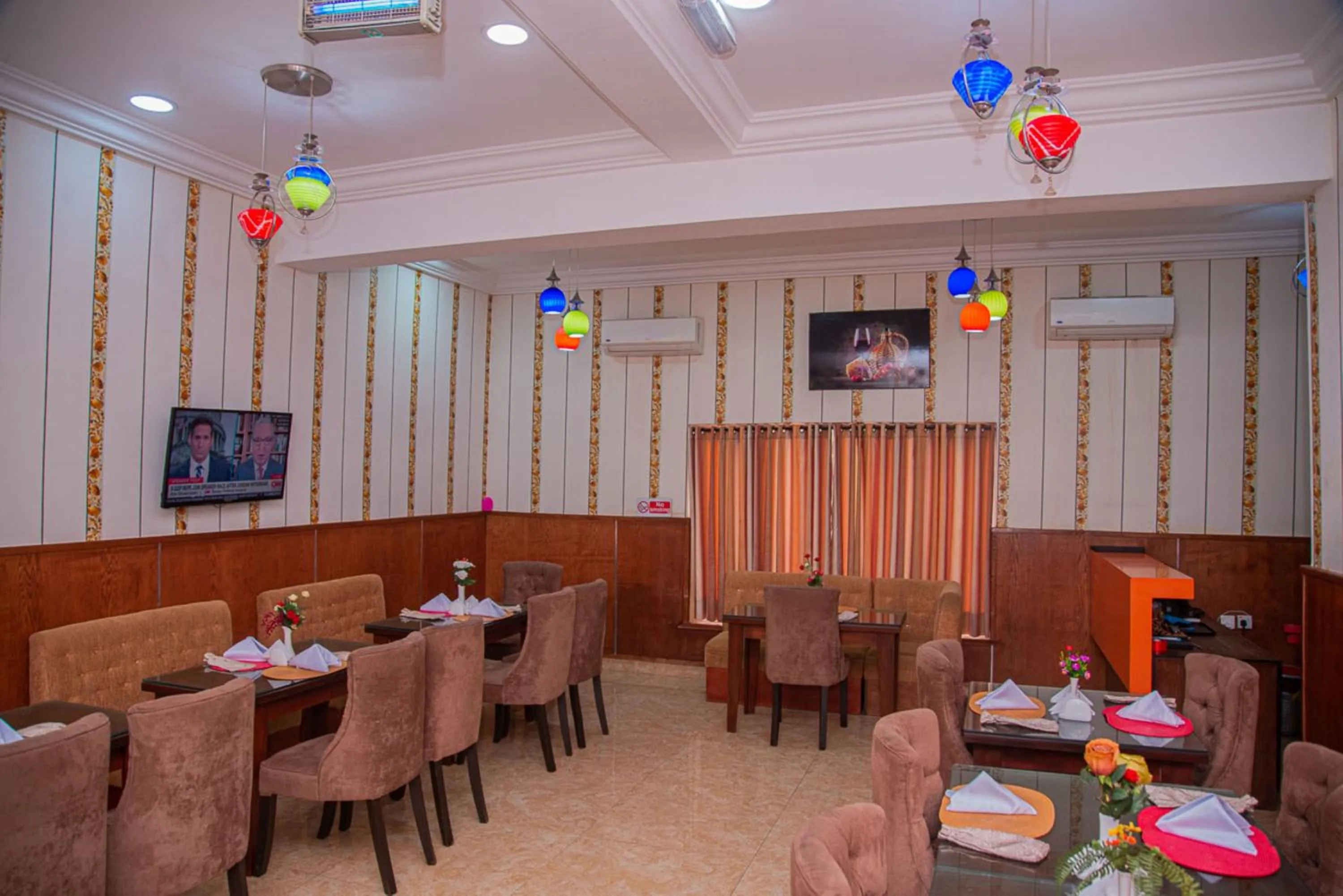 Restaurant/places to eat in MAHOGANY HOTEL AND SUITES