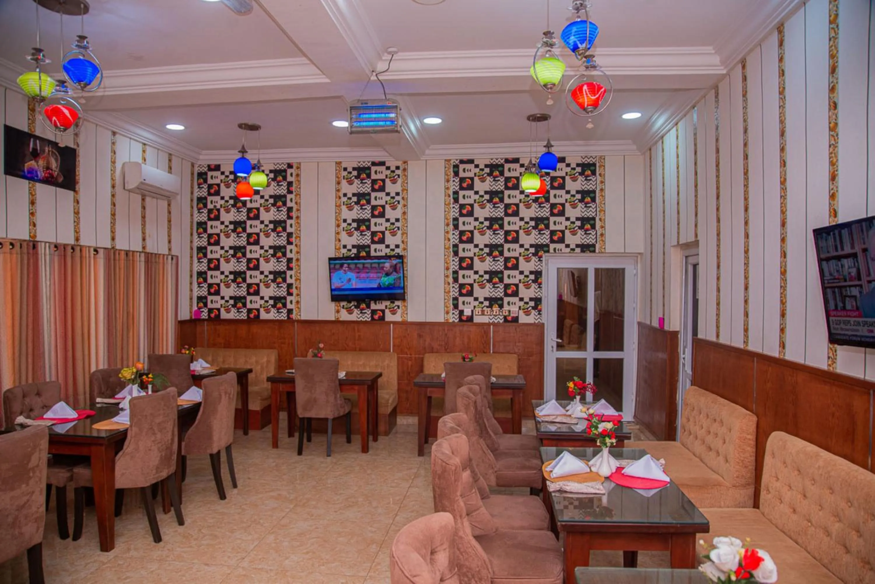 Restaurant/places to eat in MAHOGANY HOTEL AND SUITES