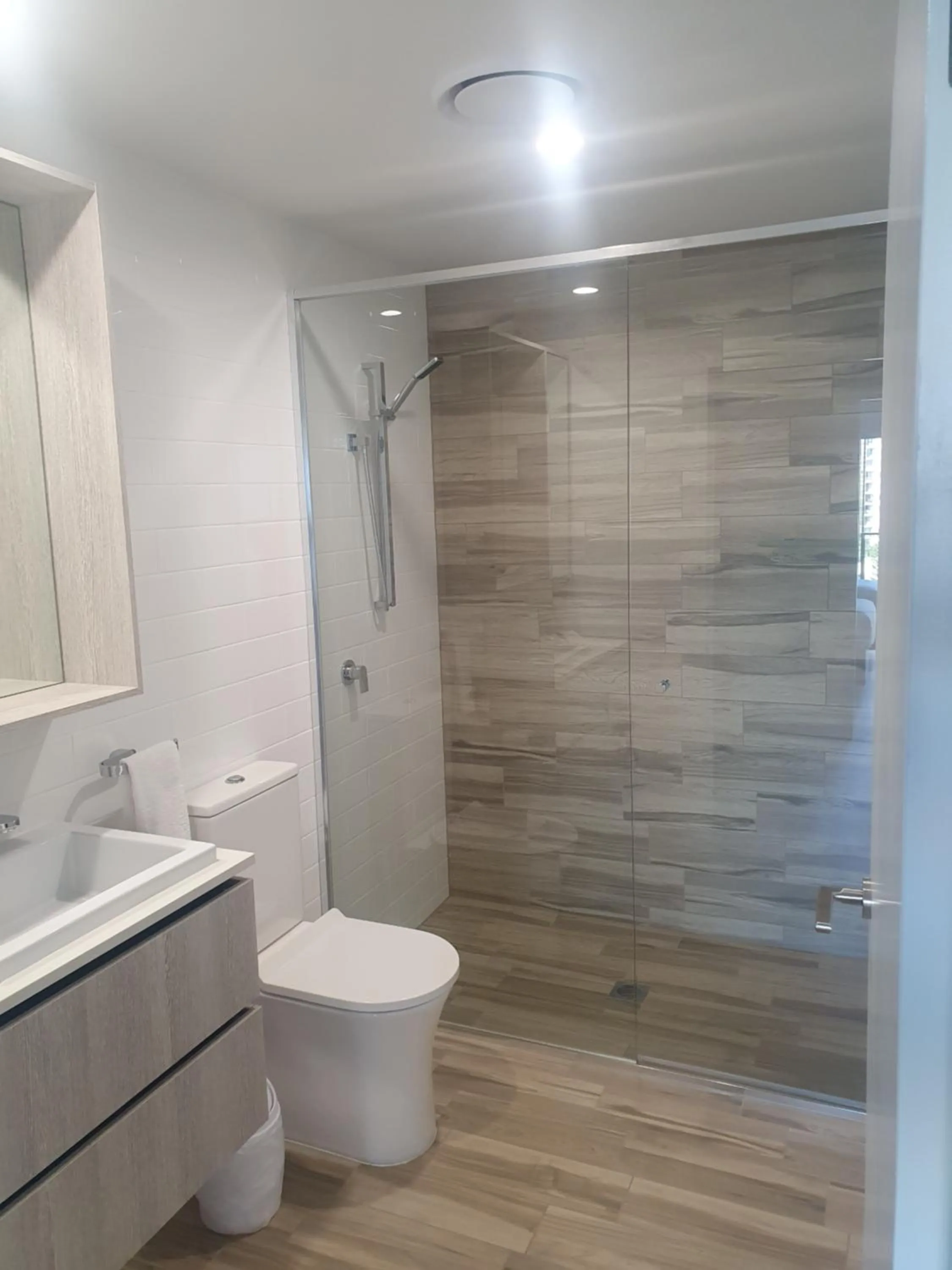 Shower in Sandbar Burleigh - Official