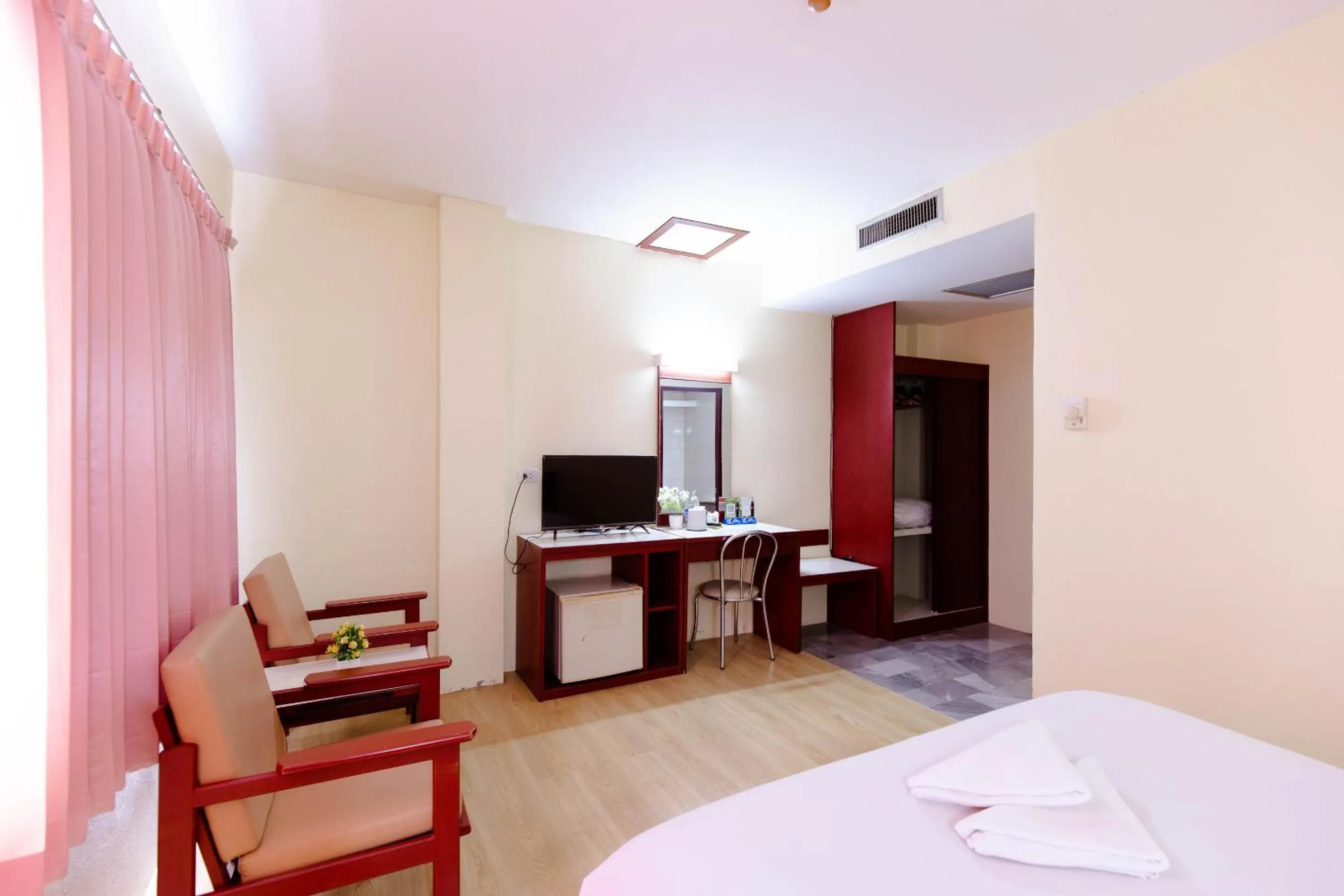 Bedroom, Bed in Chumphon Palace Hotel