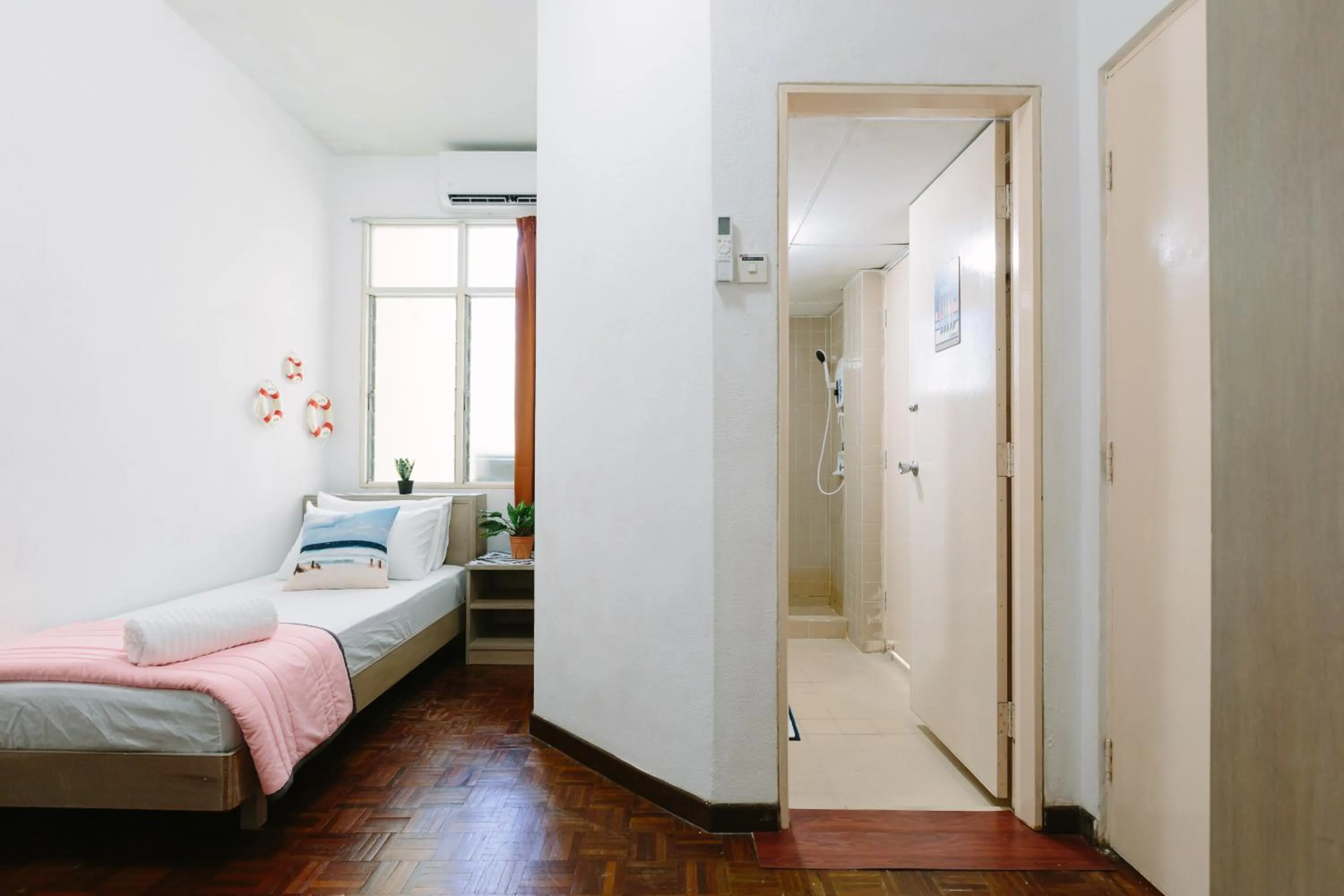 Bed in EE's Seaside House - Homestay 3 min walk to beach