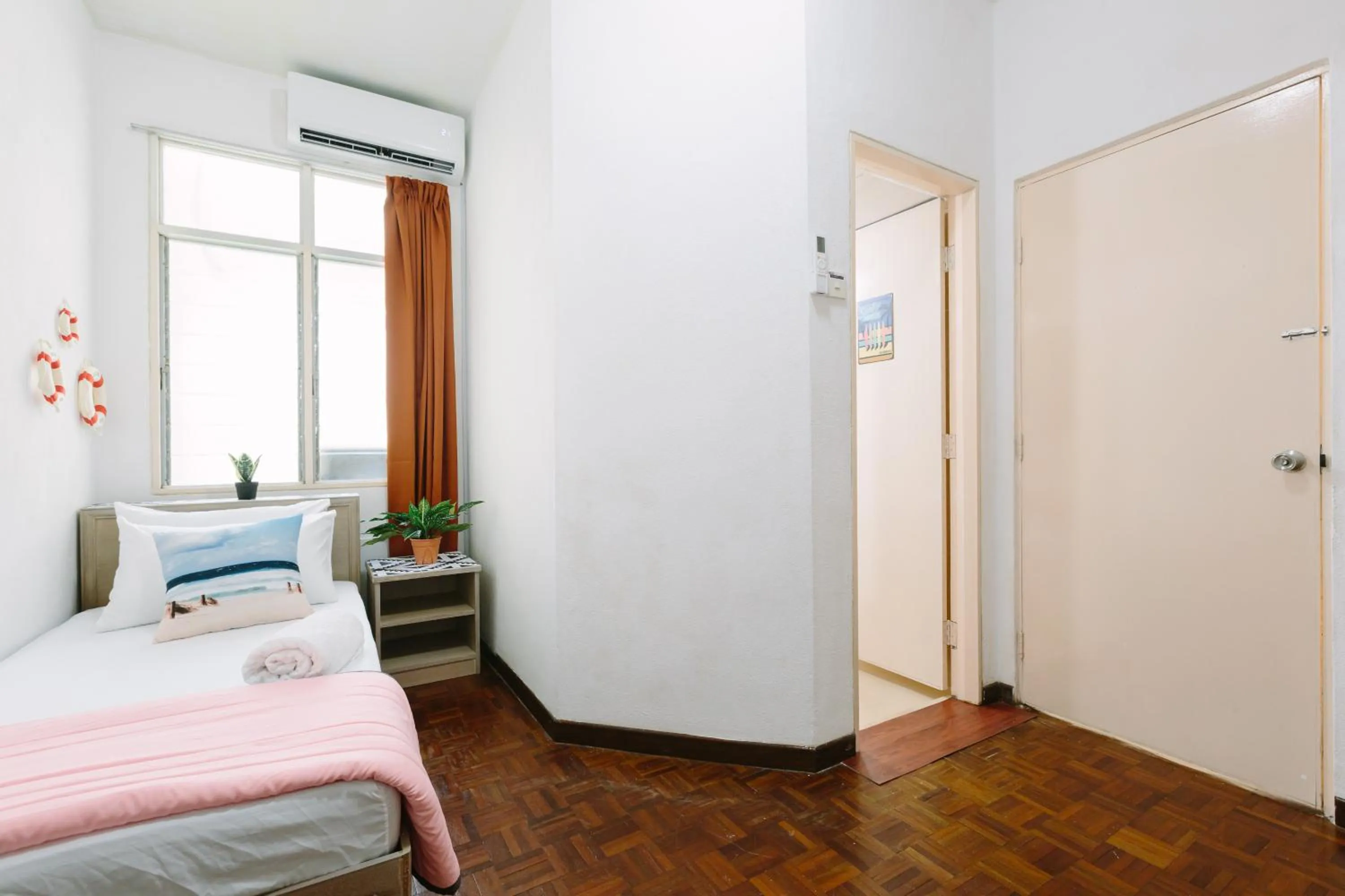 Bed in EE's Seaside House - Homestay 3 min walk to beach