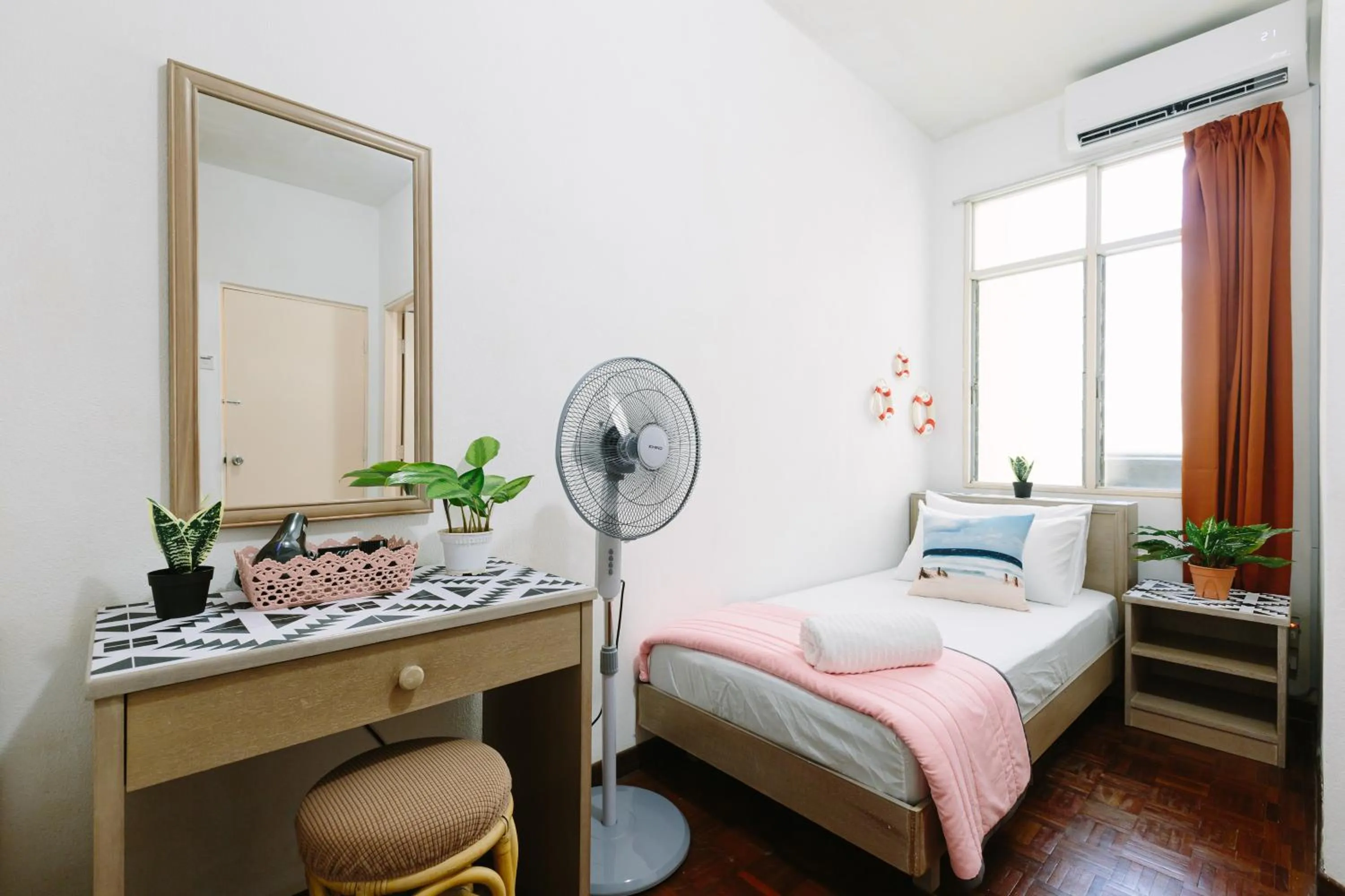 Bed in EE's Seaside House - Homestay 3 min walk to beach