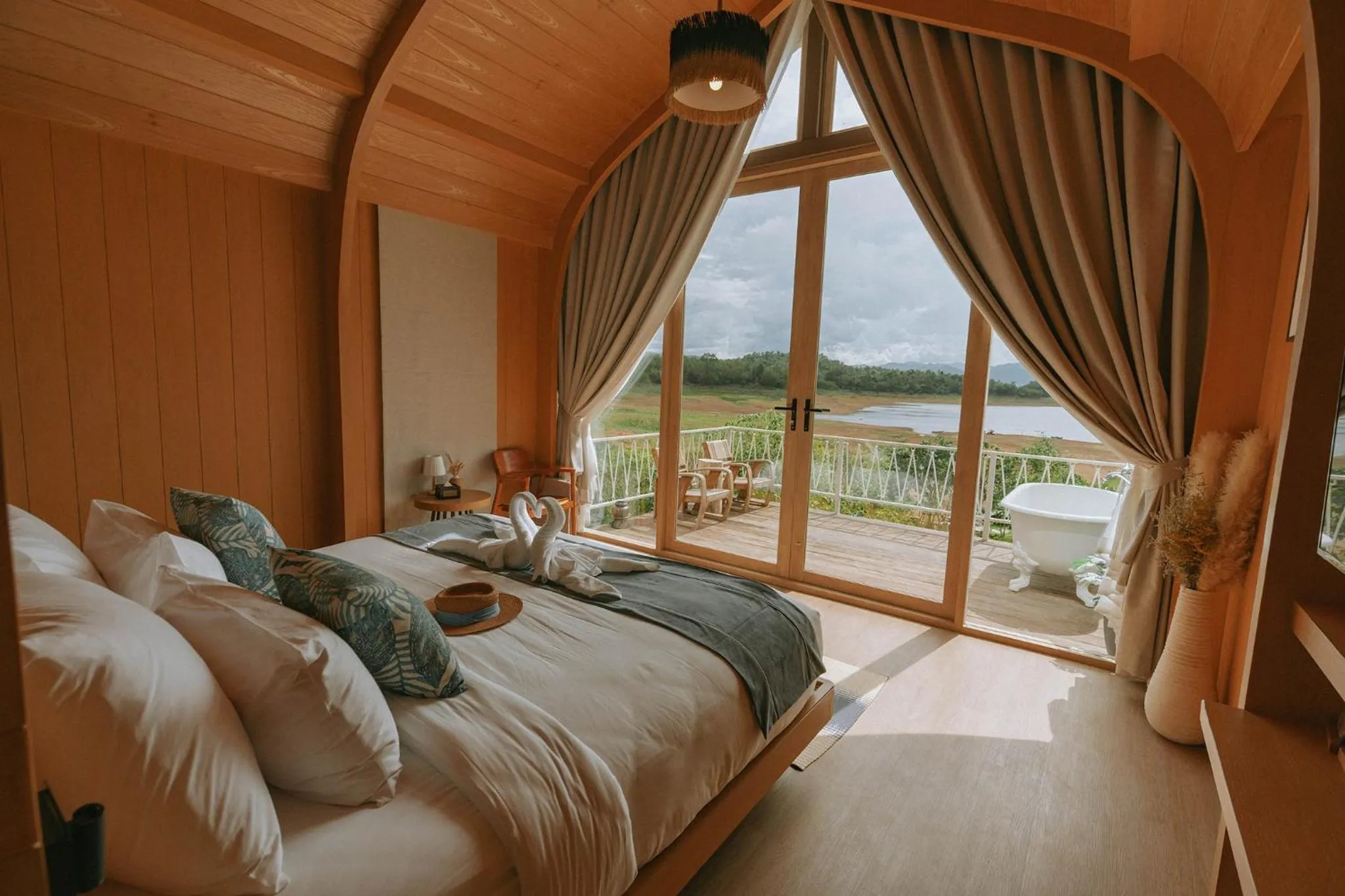 Bedroom, Bed in Le La Lake Resort and Spa