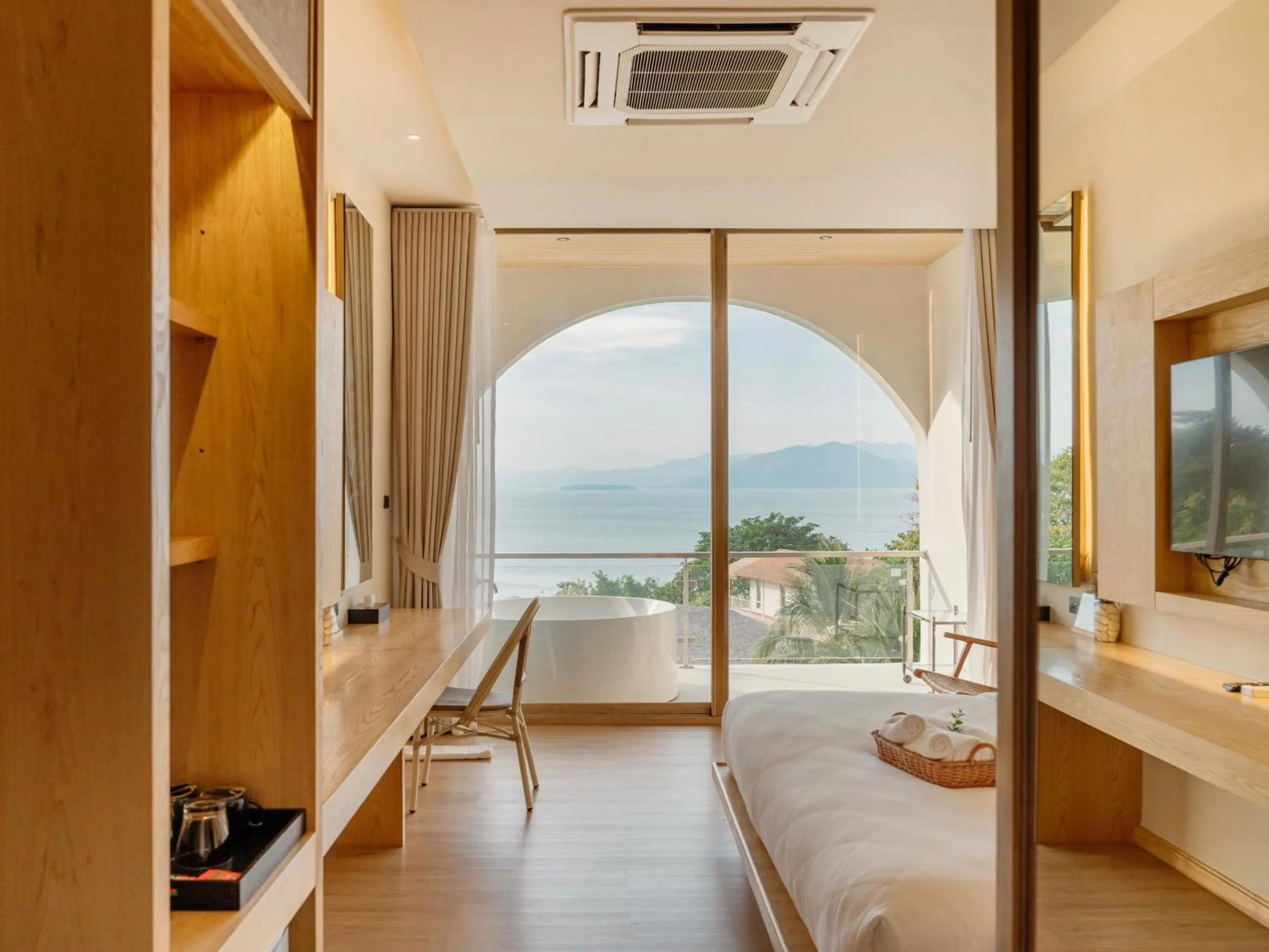 Photo of the whole room, Bed in Le La Lake Resort and Spa