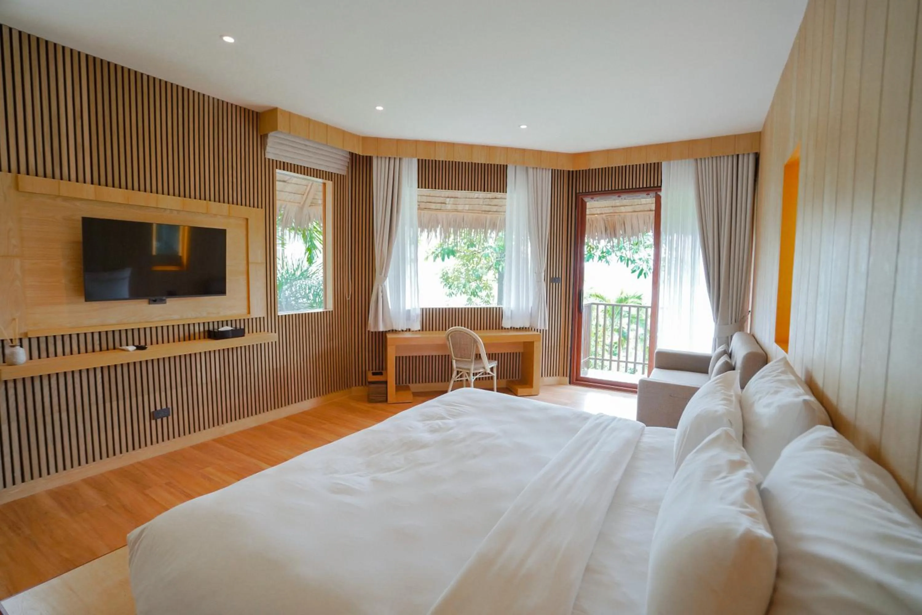 Bed in Le La Lake Resort and Spa