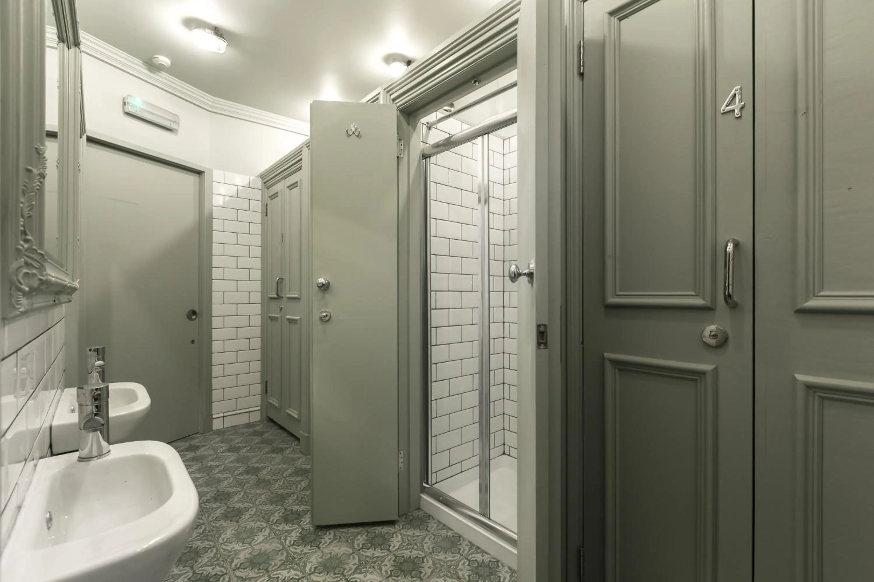 Shower in The Baxter Hostel