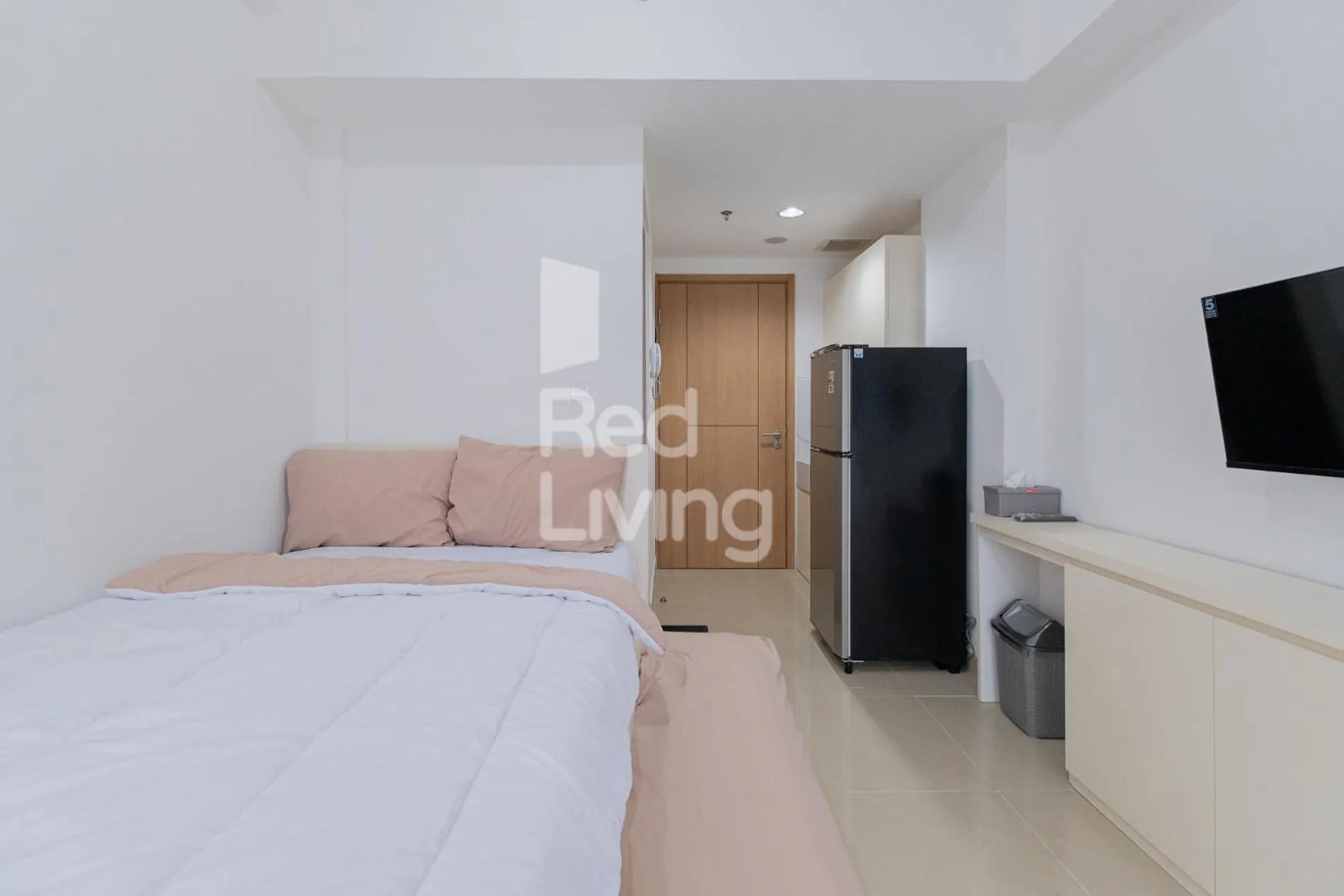 Bedroom, Bed in RedLiving Apartemen Jakarta Living Star - BoboRooms