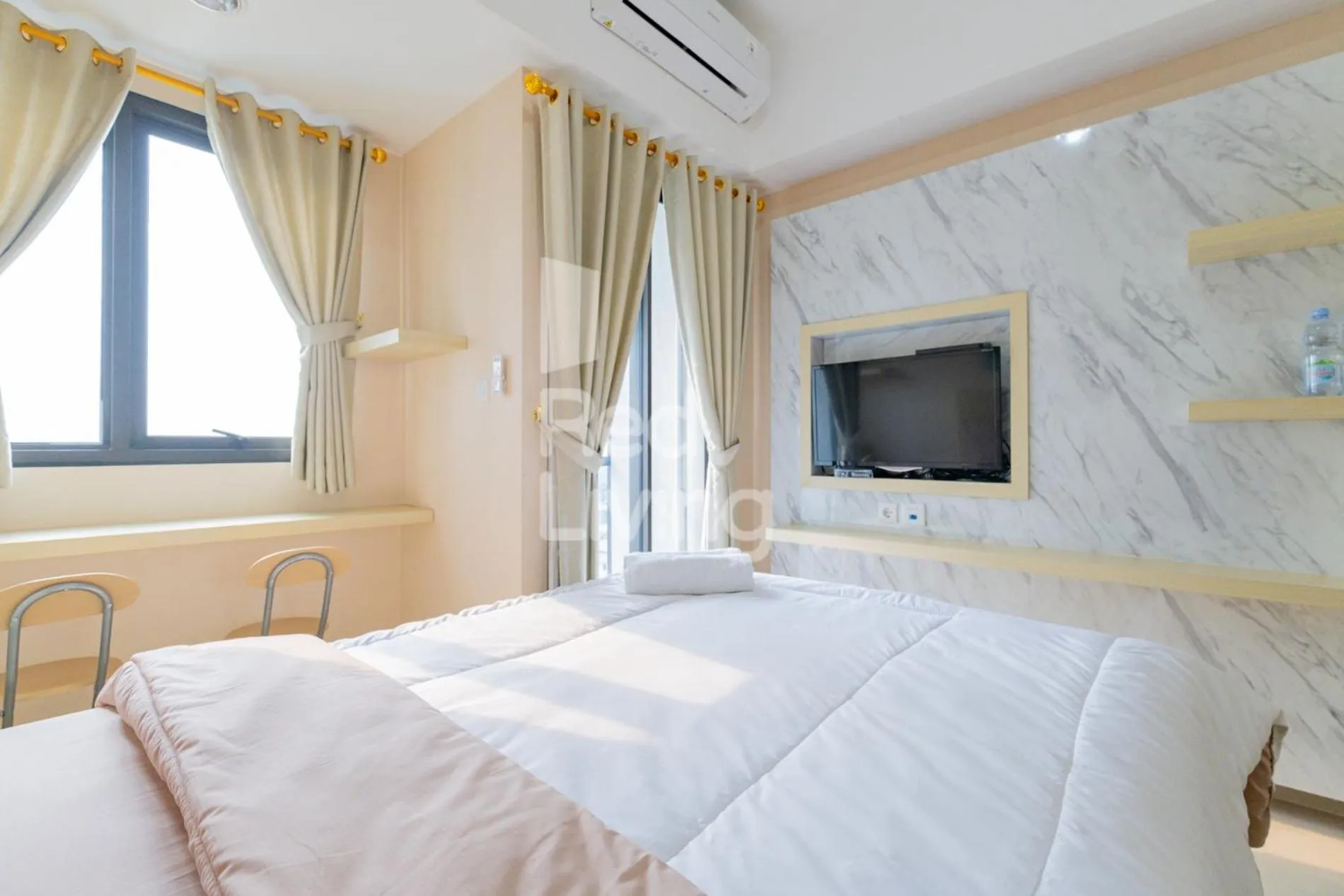 Bedroom, Bed in RedLiving Apartemen Jakarta Living Star - BoboRooms