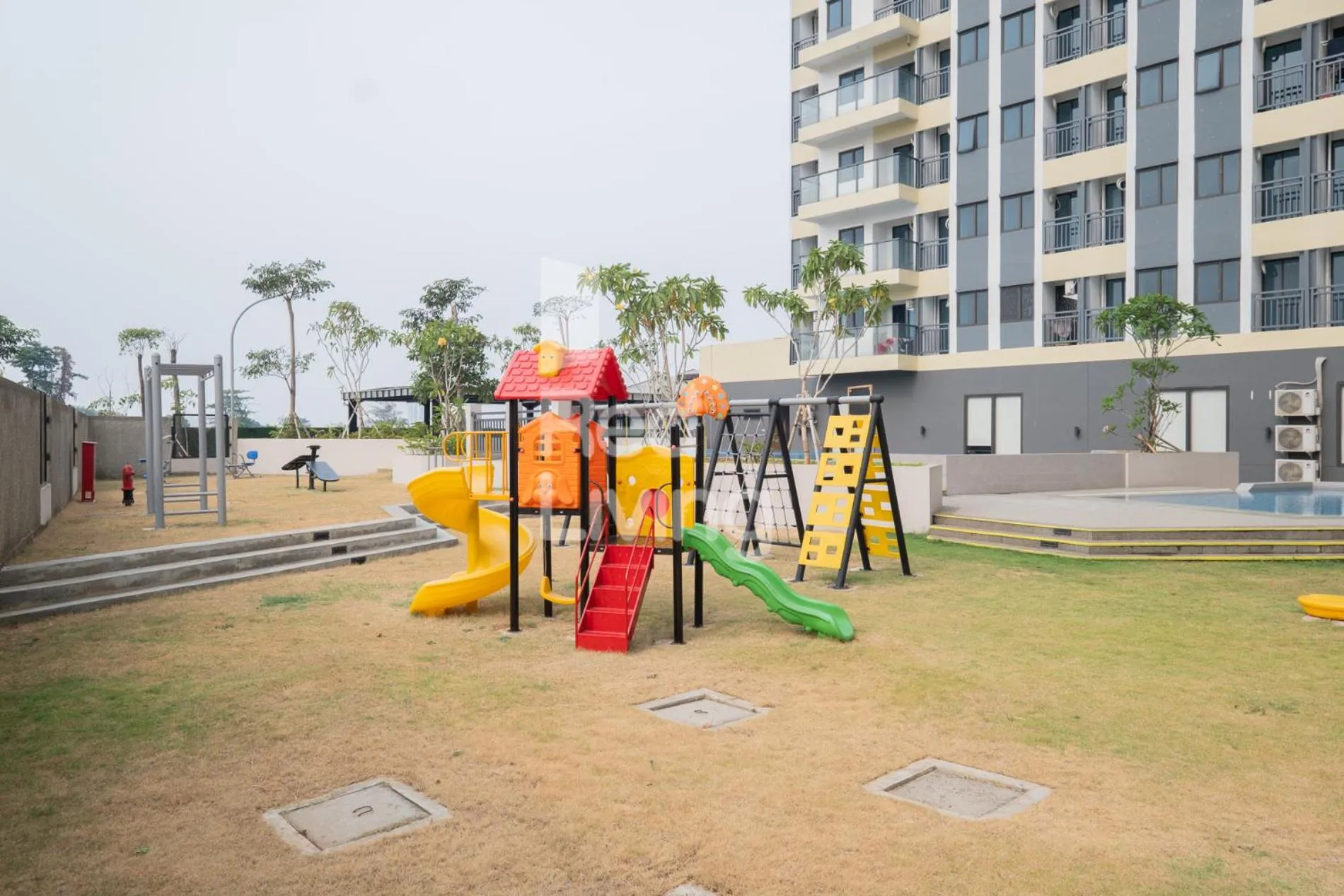 Children play ground in RedLiving Apartemen Jakarta Living Star - BoboRooms