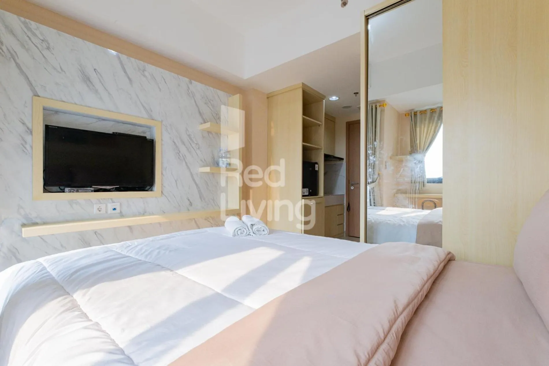 Bedroom, Bed in RedLiving Apartemen Jakarta Living Star - BoboRooms