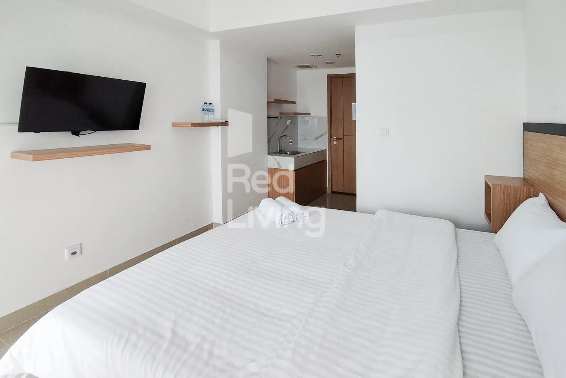 Bedroom, Bed in RedLiving Apartemen Jakarta Living Star - BoboRooms