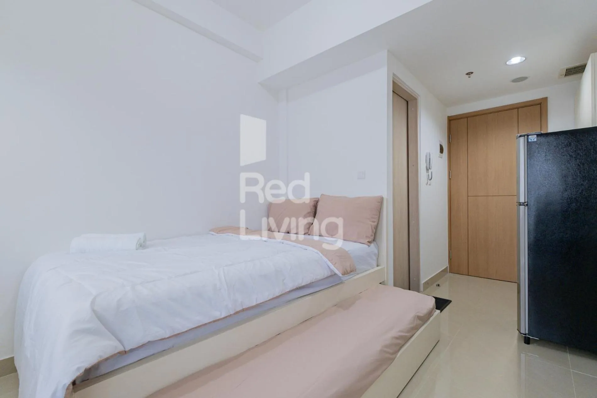 Bedroom, Bed in RedLiving Apartemen Jakarta Living Star - BoboRooms