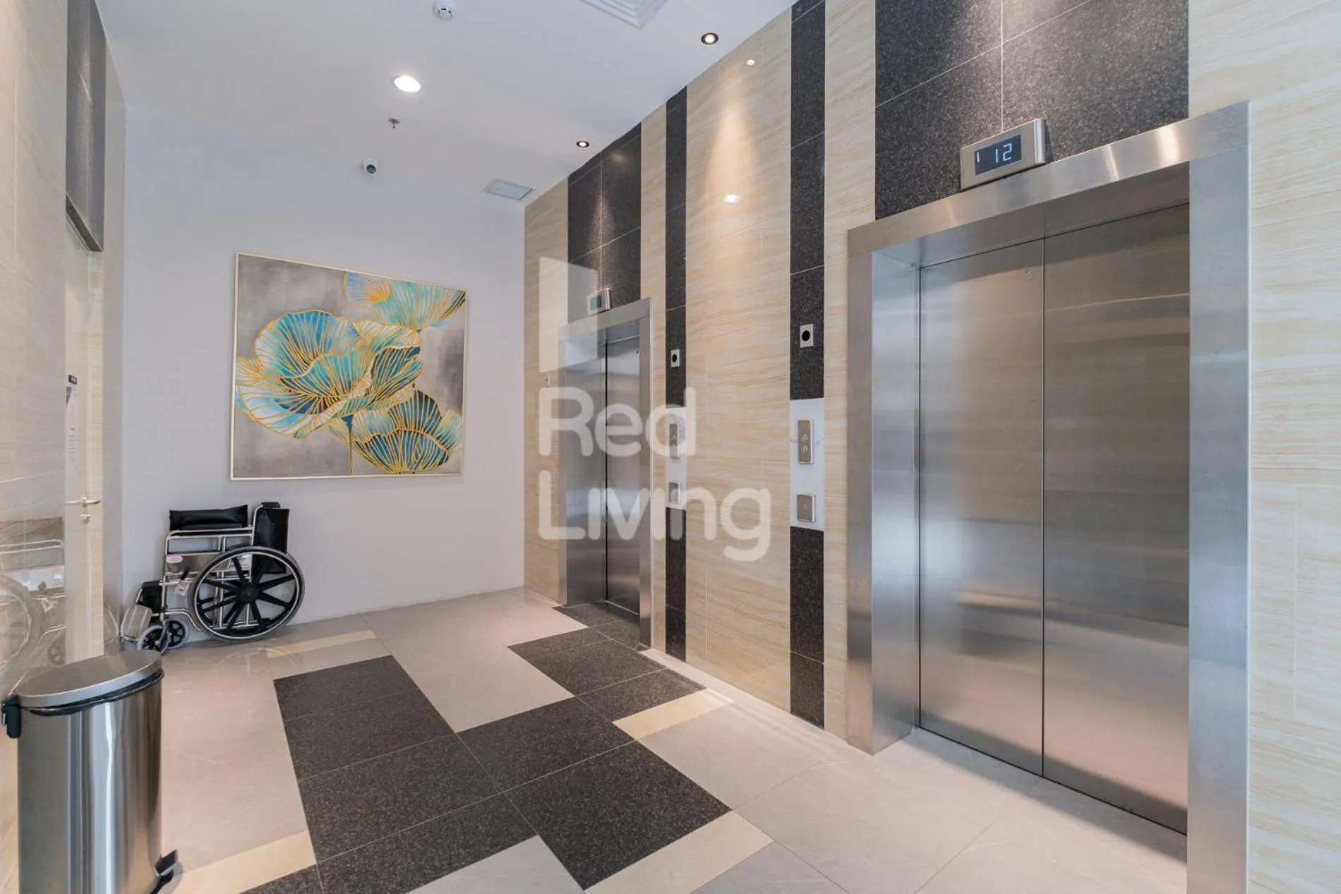 elevator in RedLiving Apartemen Jakarta Living Star - BoboRooms