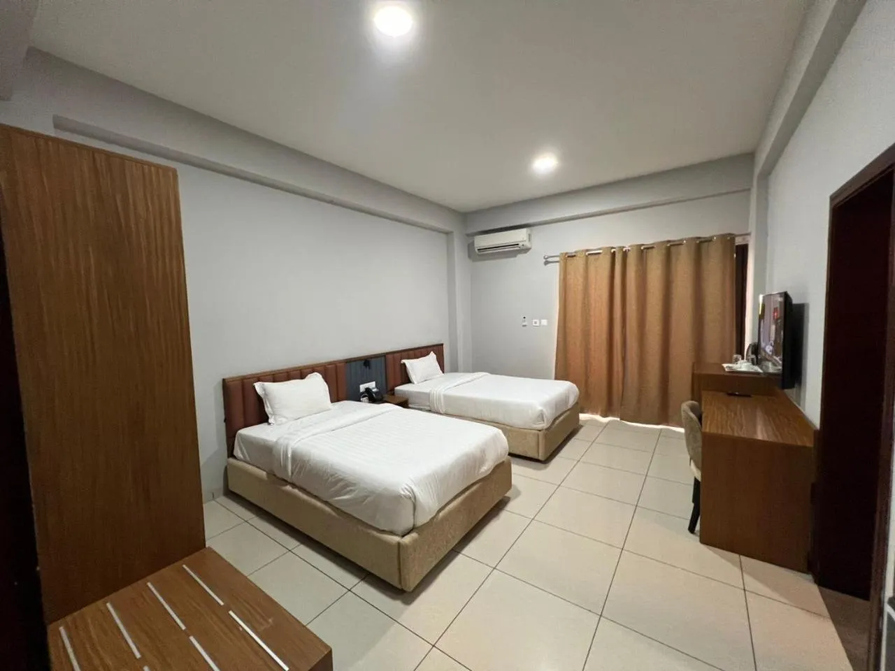 Swimming pool, Bed in Hotel Golf Coast