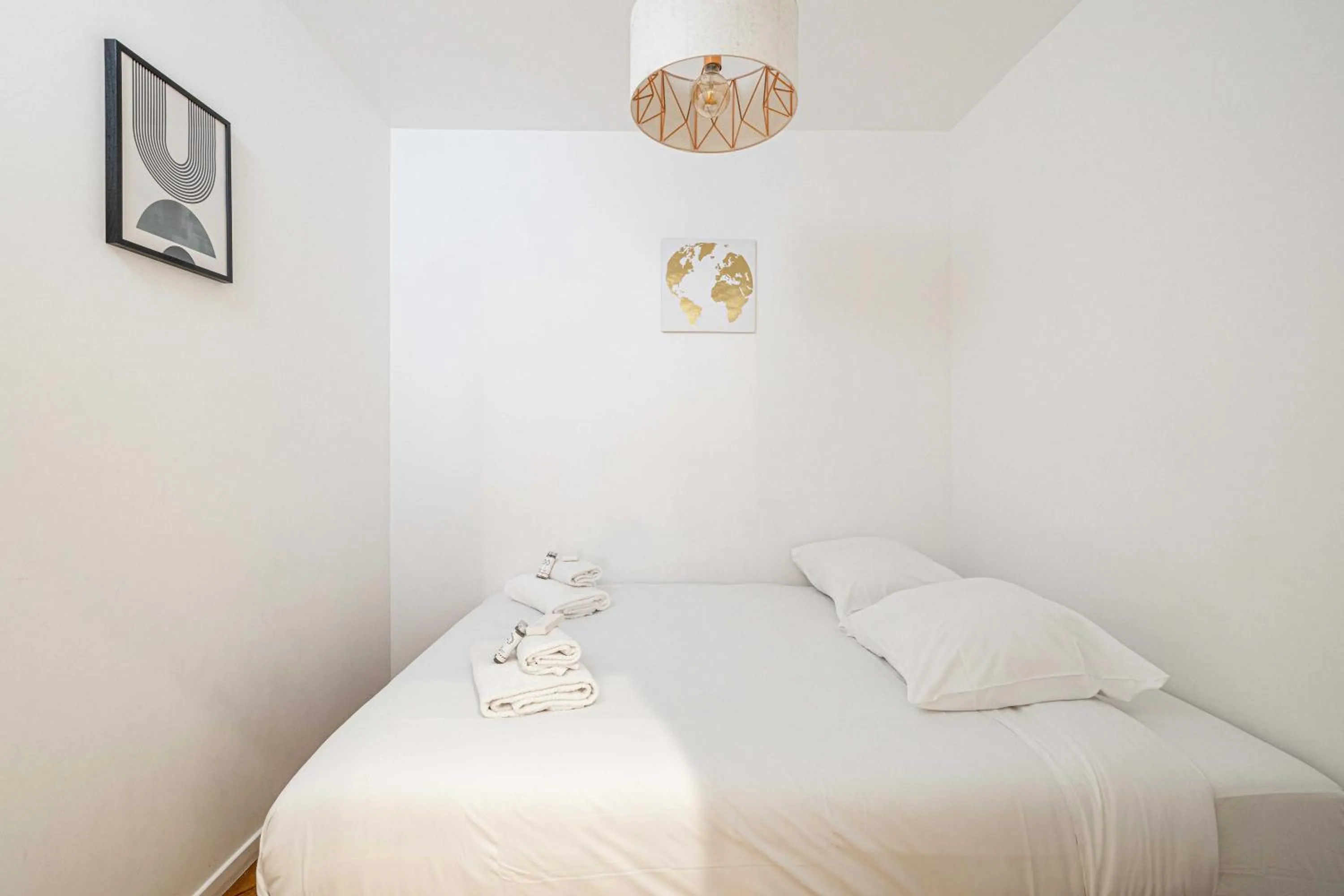 Bedroom, Bed in Renovated apartment - Cannes Meynadier