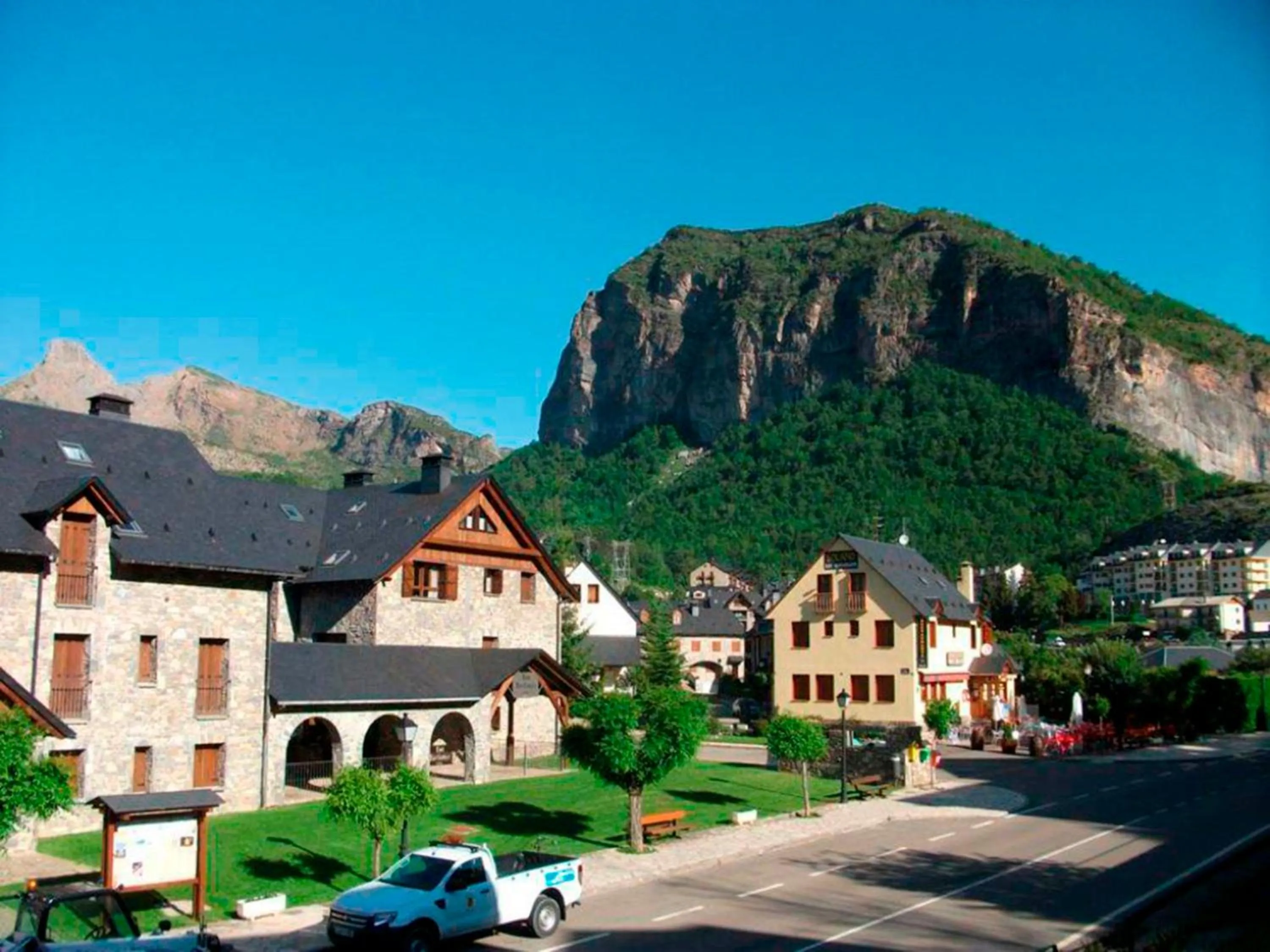 Natural landscape in Apartamentos Escarrilla Suites 3000