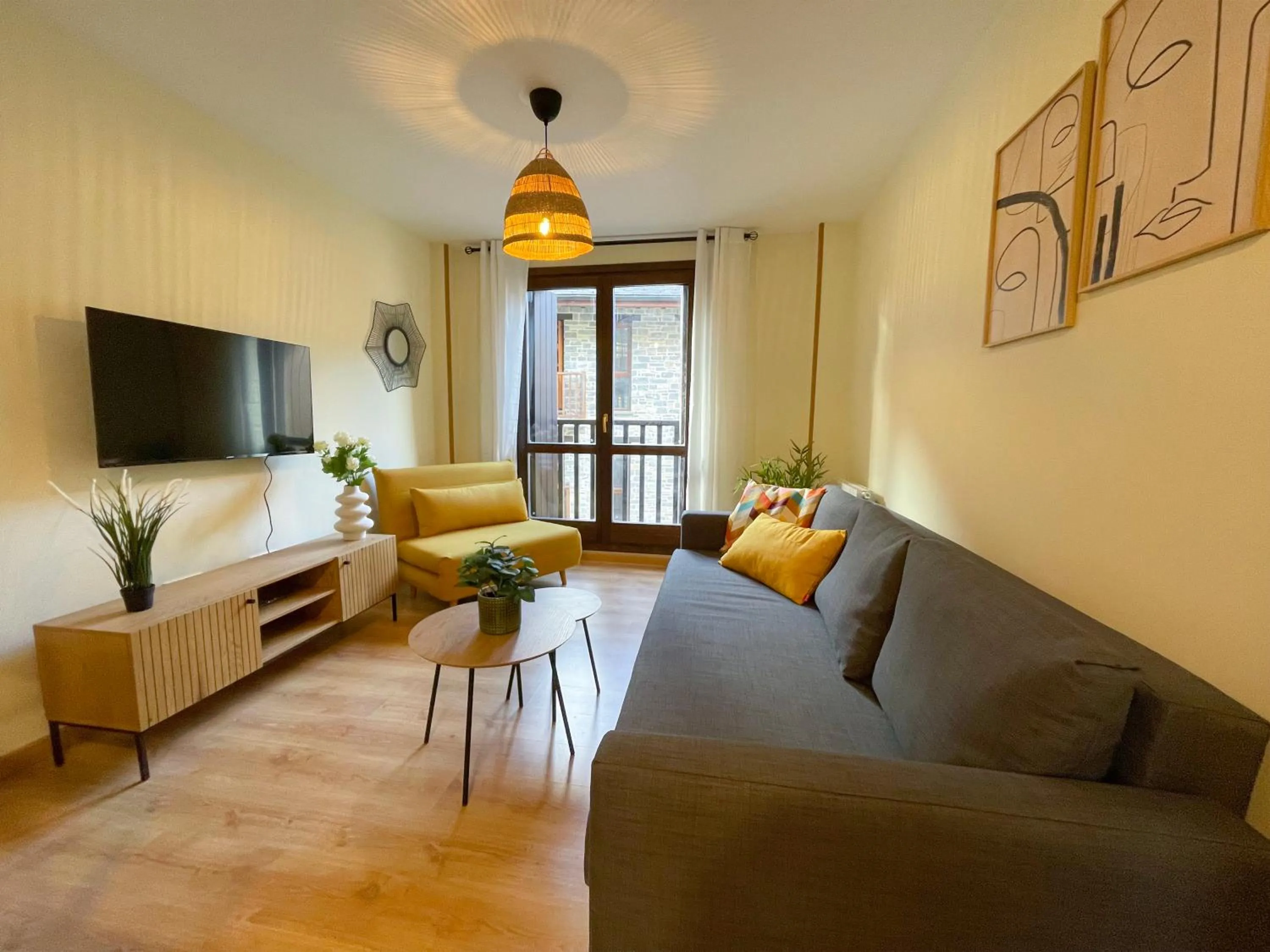 TV and multimedia in Apartamentos Escarrilla Suites 3000