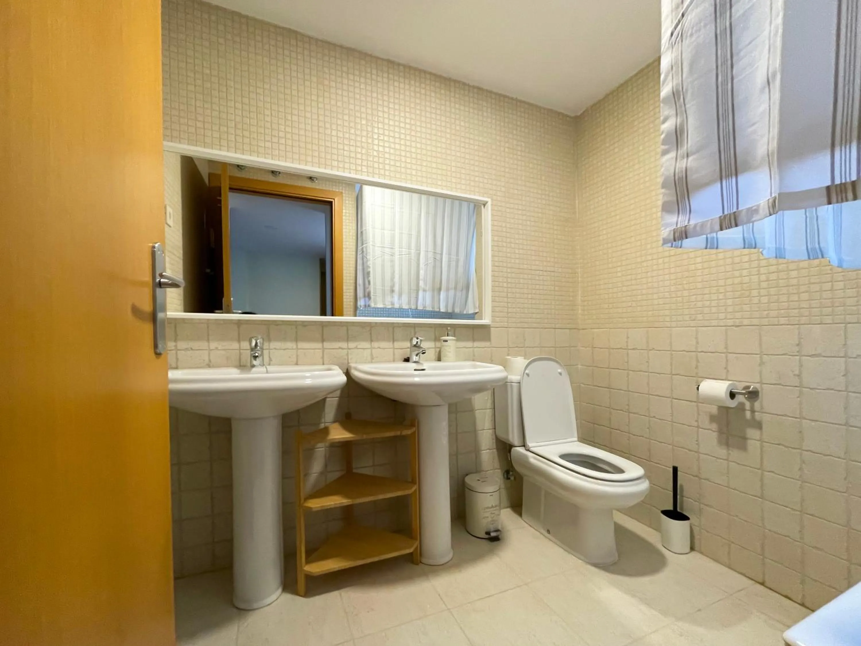 Toilet in Apartamentos Escarrilla Suites 3000