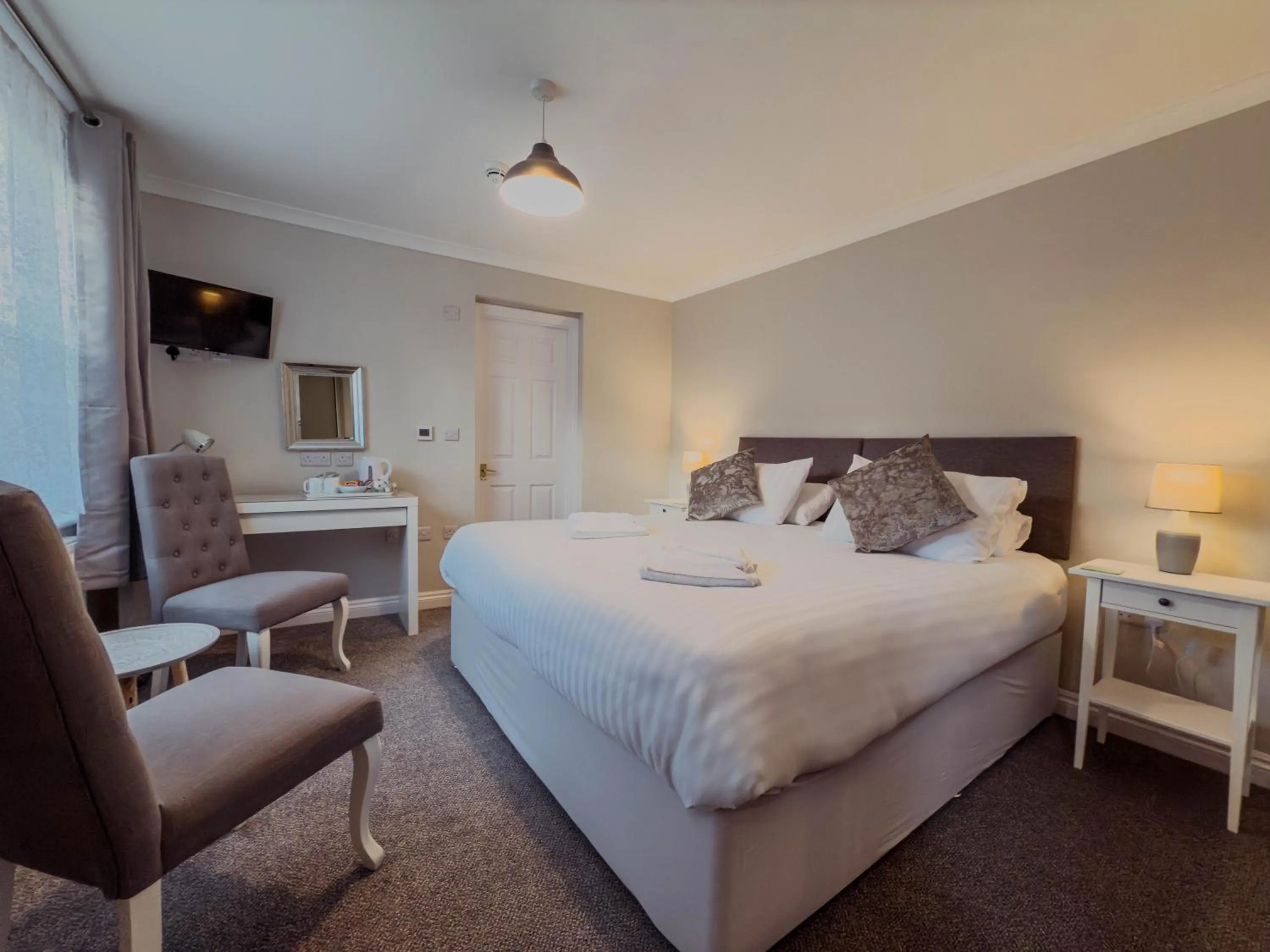 Photo of the whole room, Bed in Newport Quay