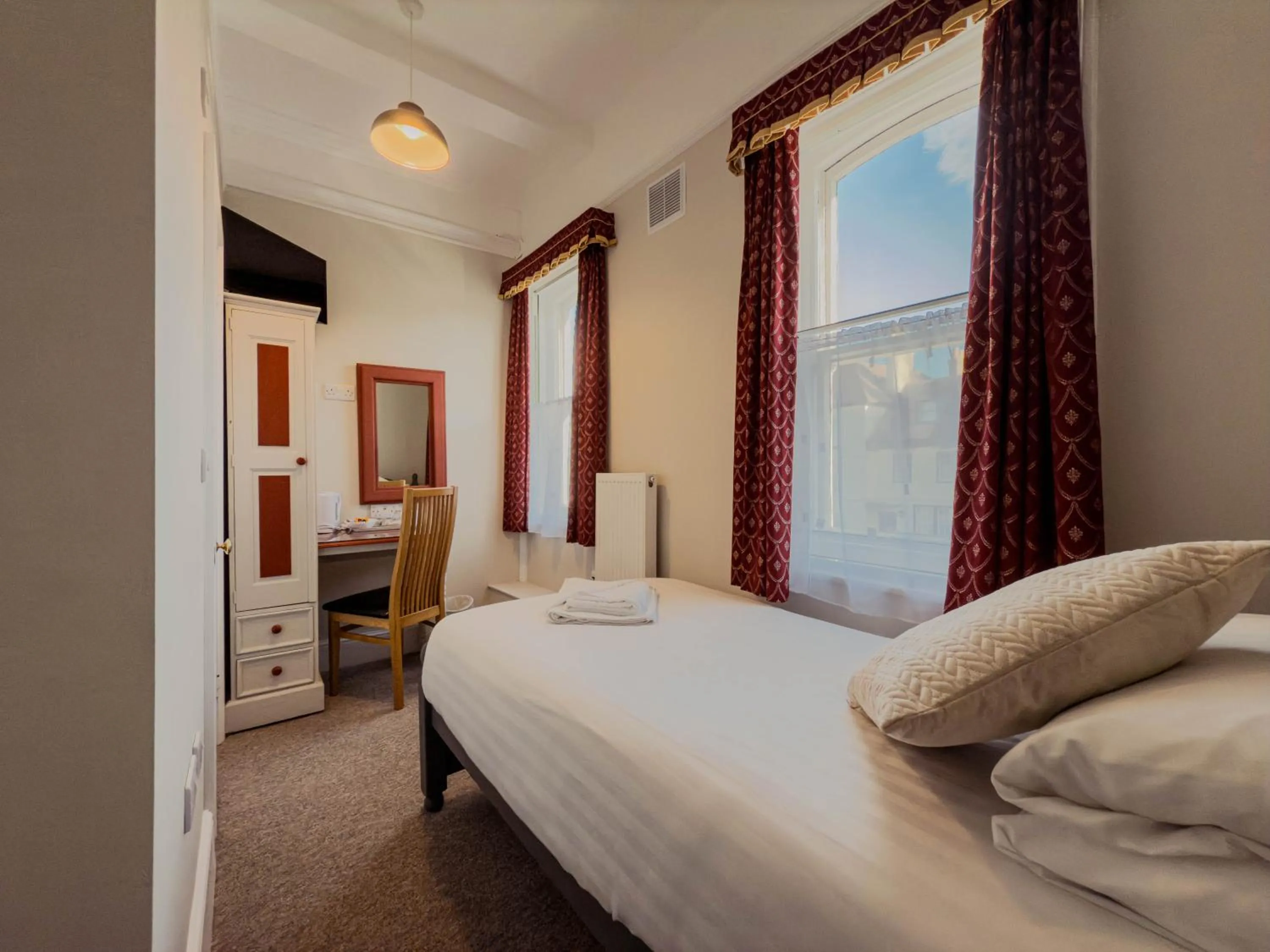 Bedroom, Bed in Newport Quay