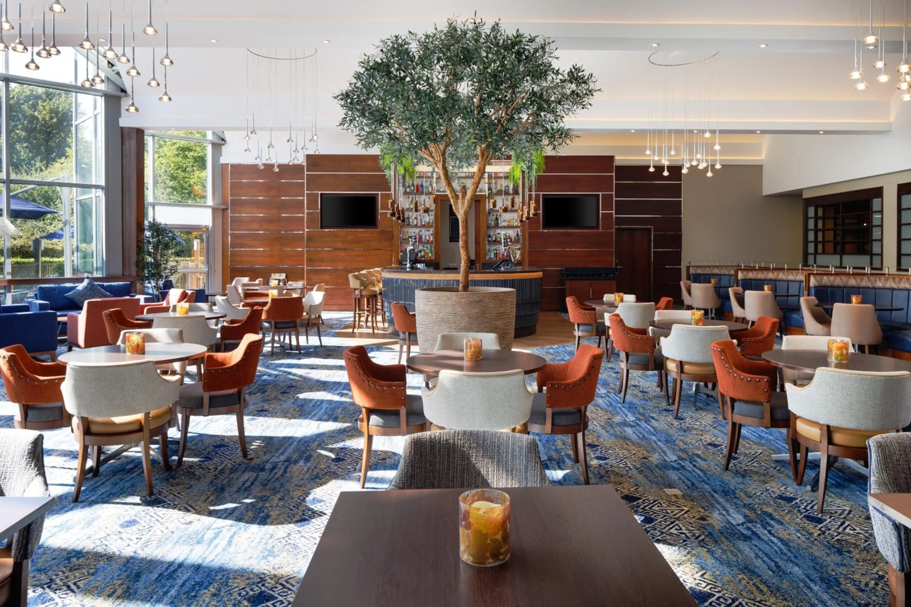 Lounge or bar in Crowne Plaza London - Gatwick Airport by IHG