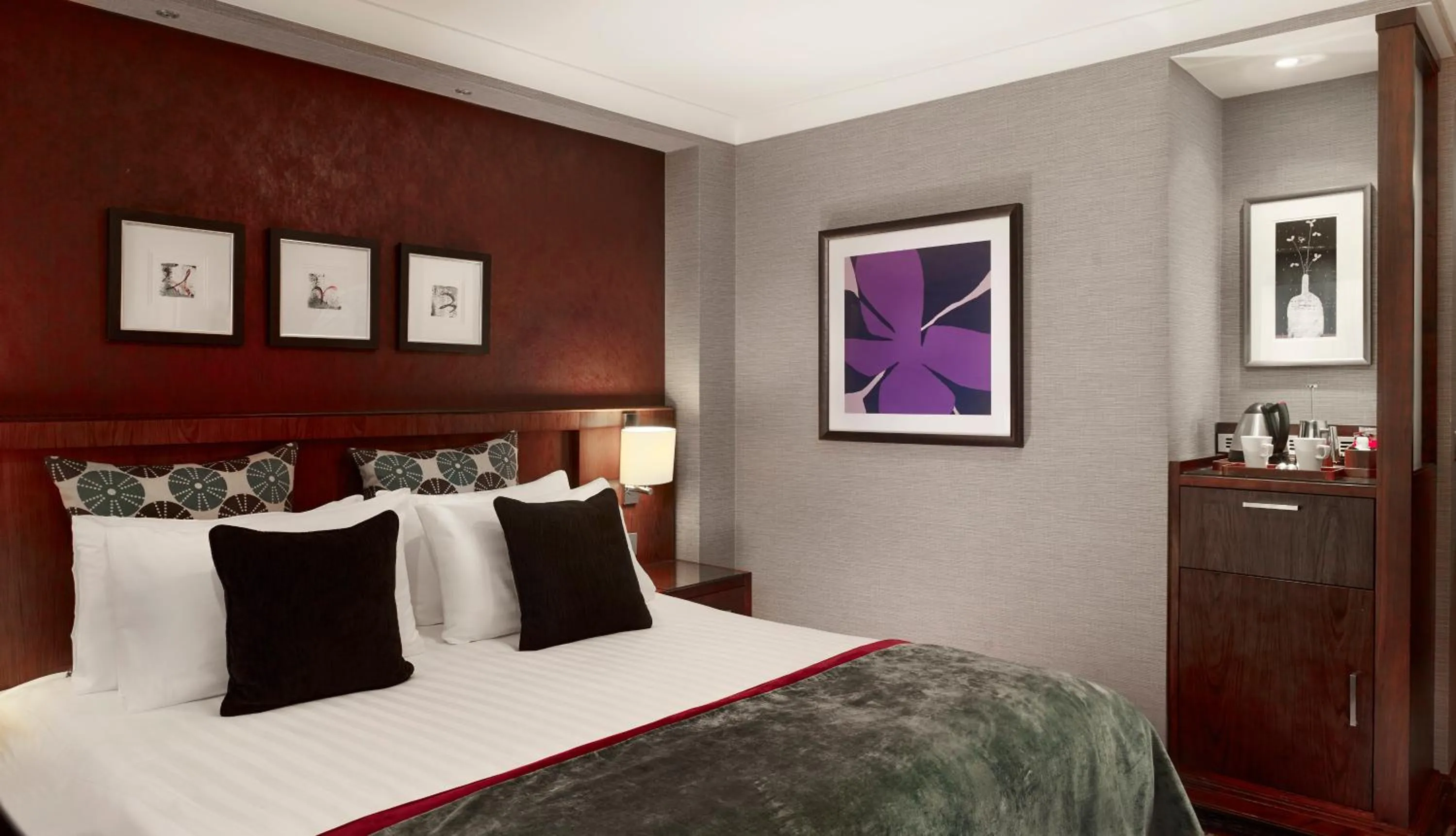 Photo of the whole room, Bed in Crowne Plaza London - Gatwick Airport by IHG