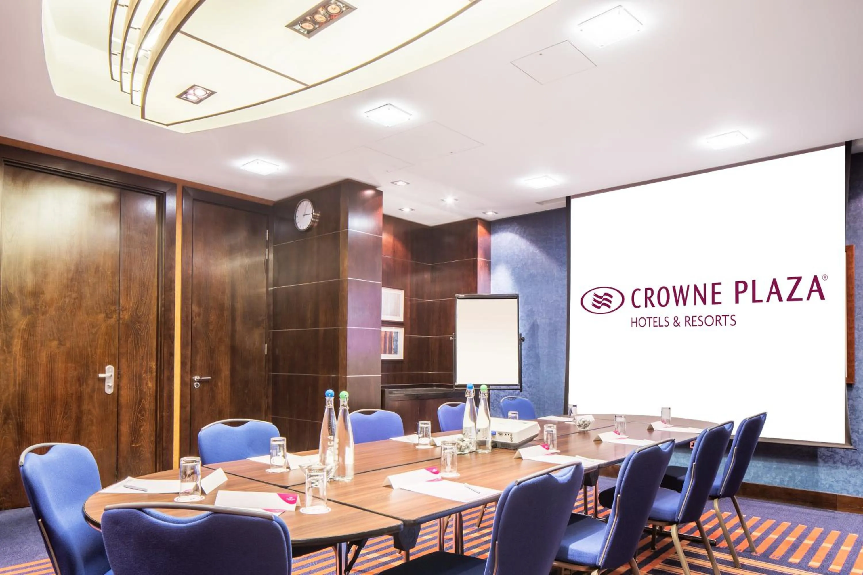 Meeting/conference room in Crowne Plaza London - Gatwick Airport by IHG