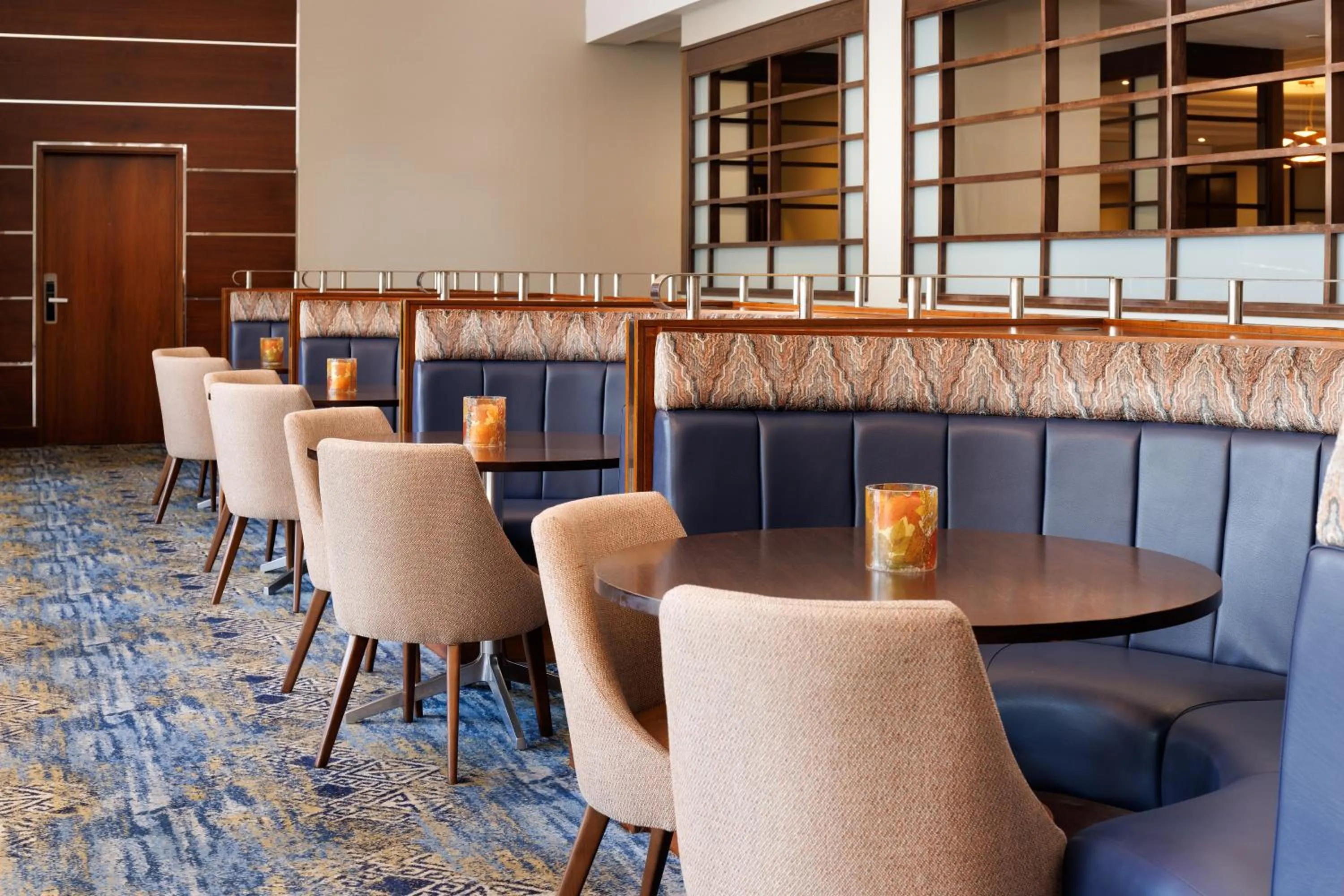 Lounge or bar in Crowne Plaza London - Gatwick Airport by IHG