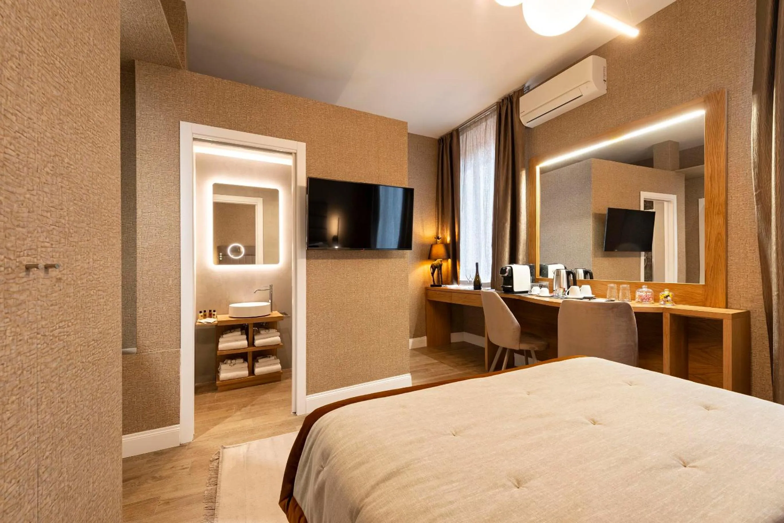 Bedroom, Bed in Royal Rooms Corso