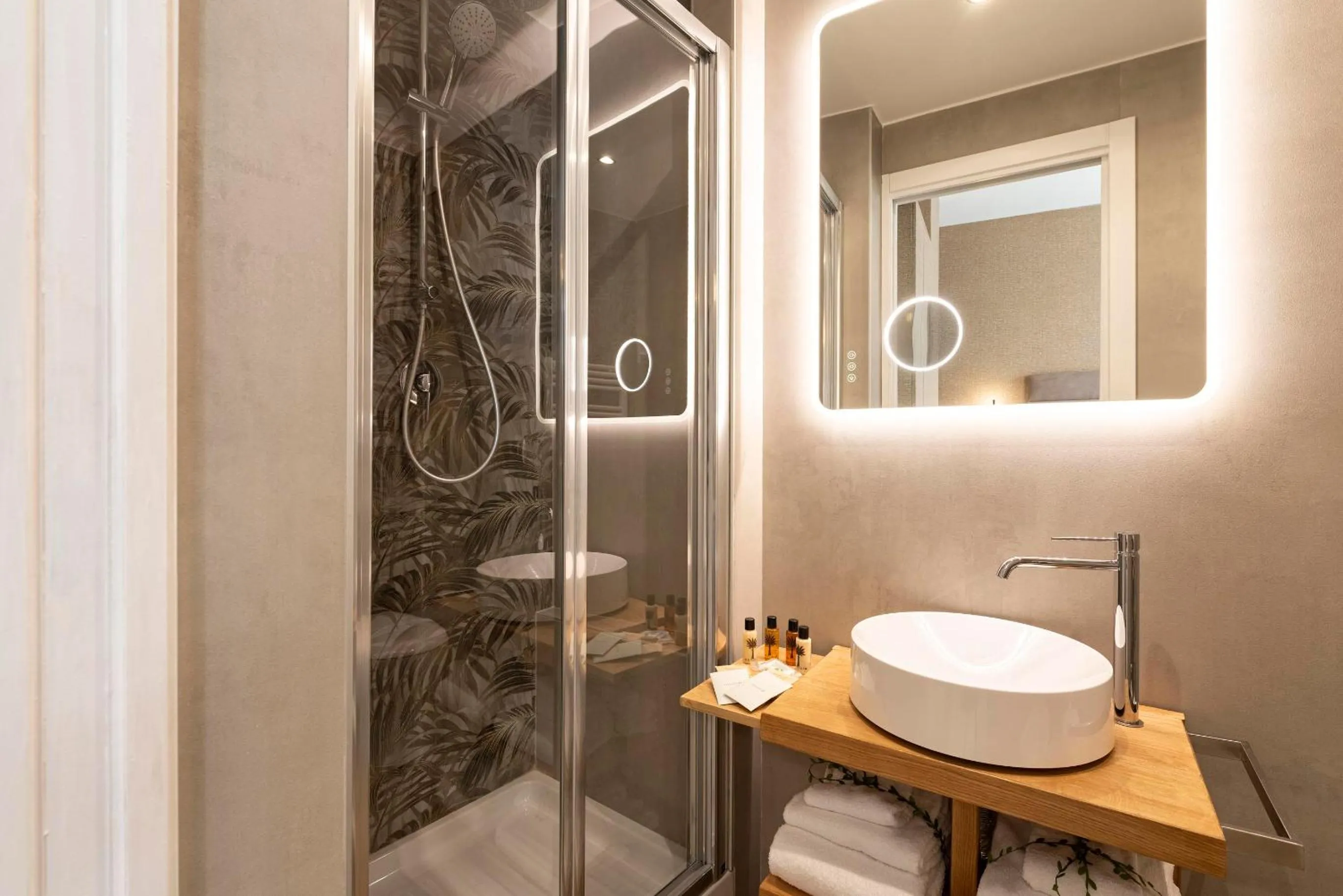 Shower in Royal Rooms Corso