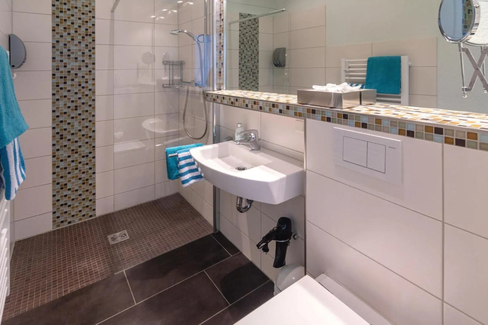 Shower in Hotel am Elisabethufer