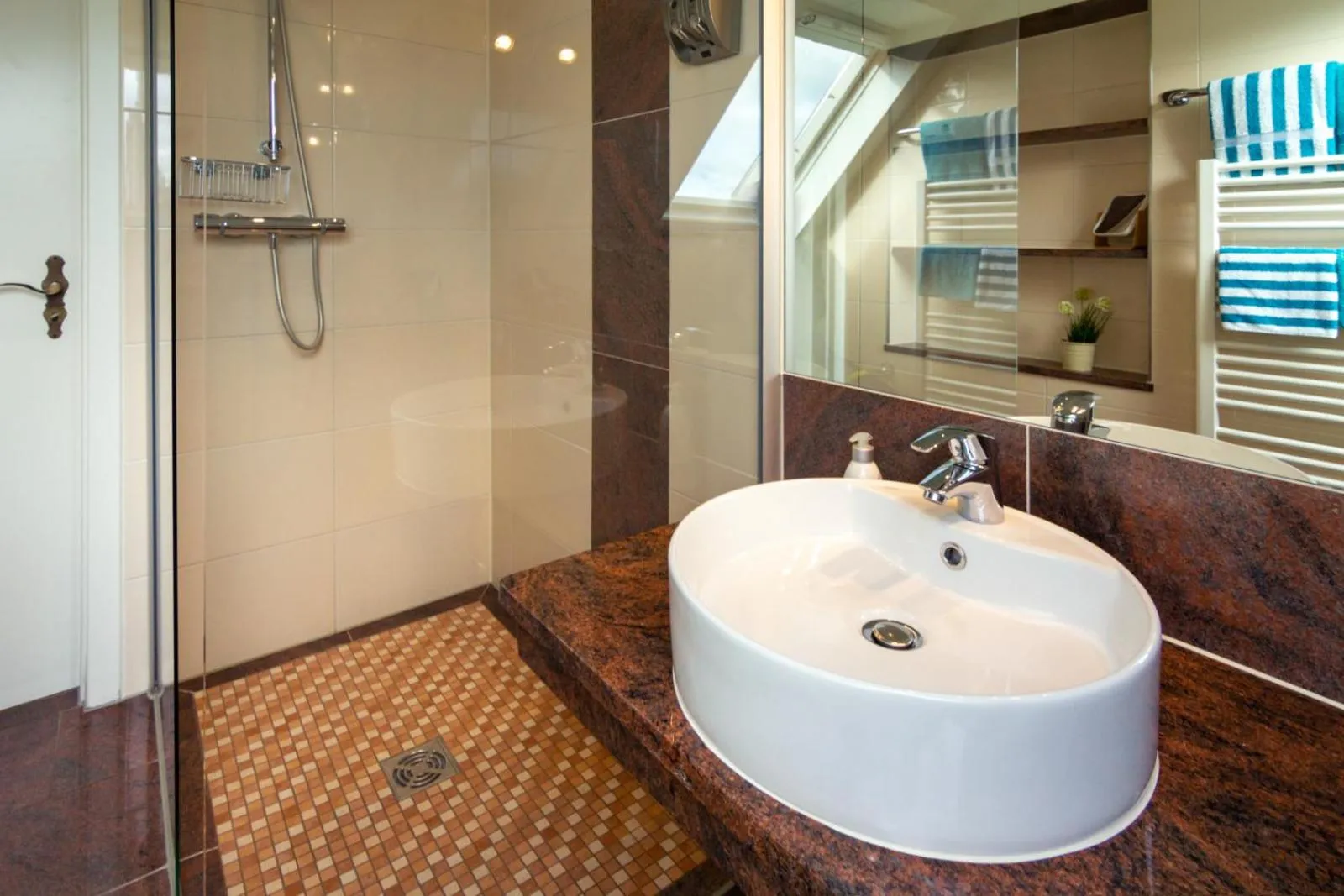 Shower in Hotel am Elisabethufer