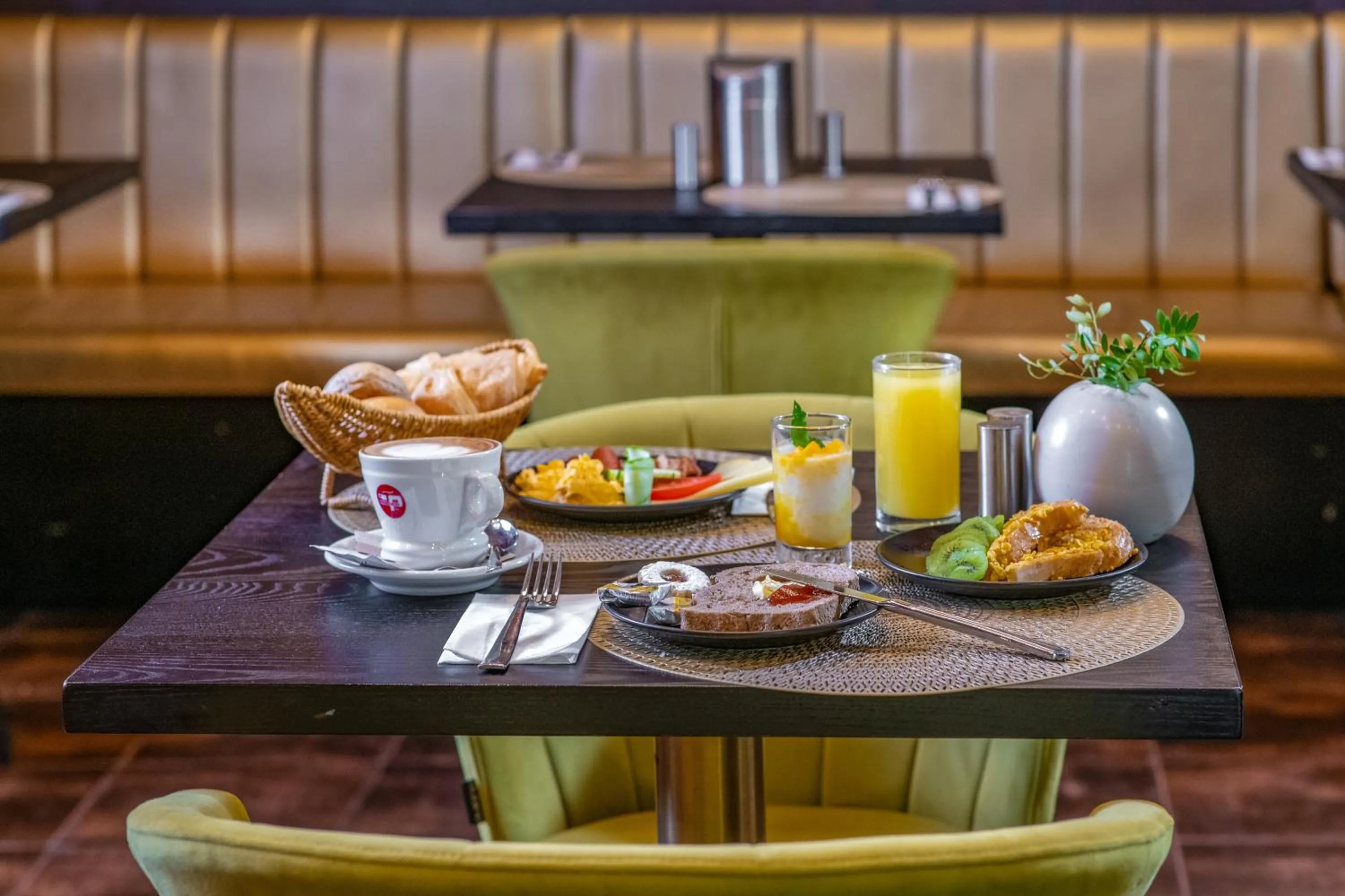 Restaurant/places to eat in Andrassy Thai Hotel