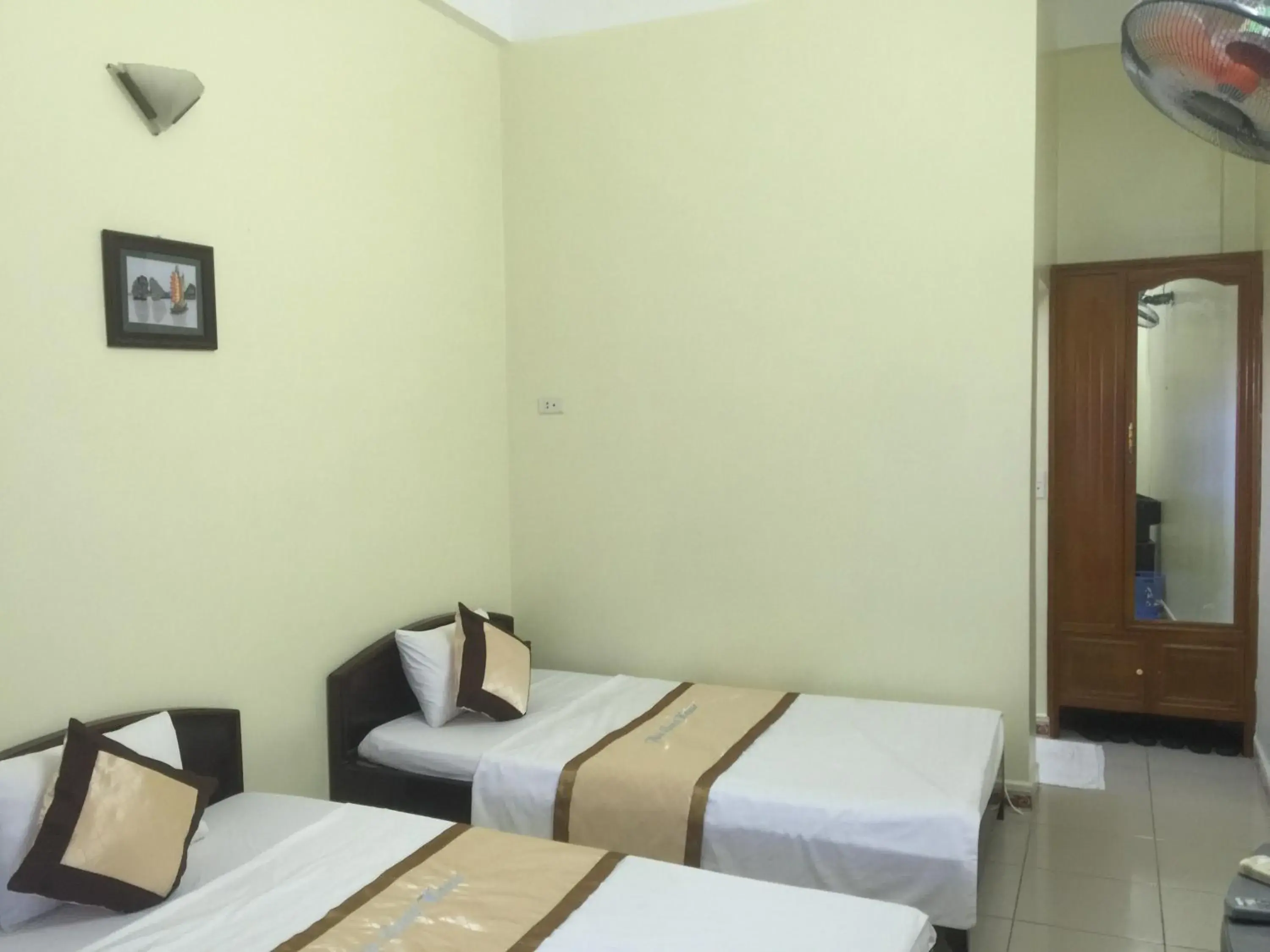 Twin Room with City View in Thu Guest House Twin Room with City View in Thu Guest House