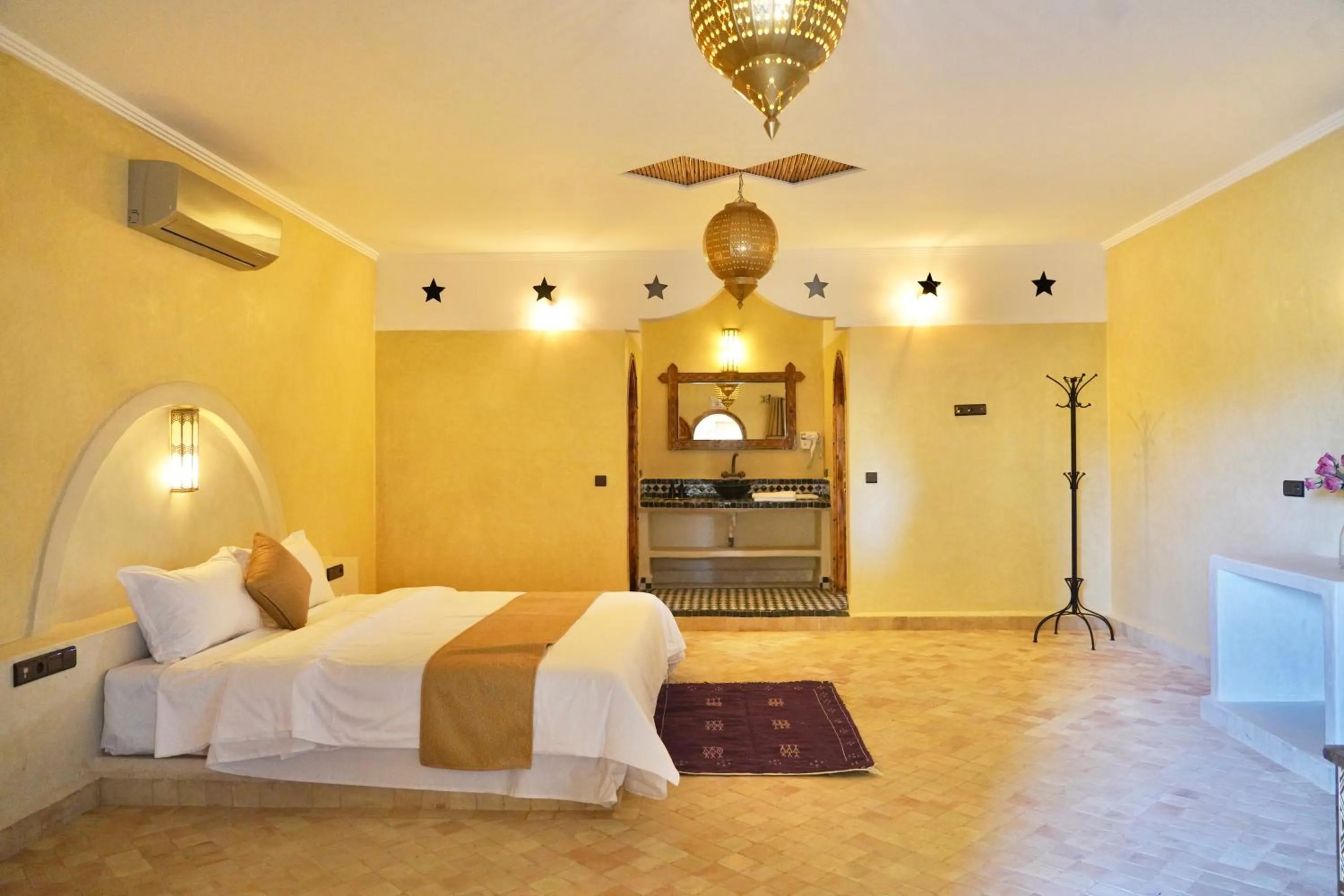 Bed in Hotel Sunset Palace