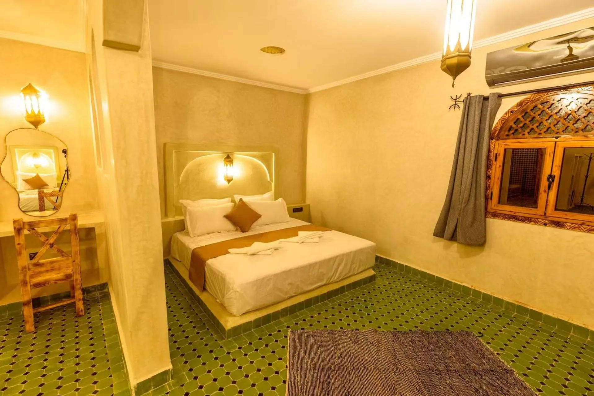 Bed in Hotel Sunset Palace