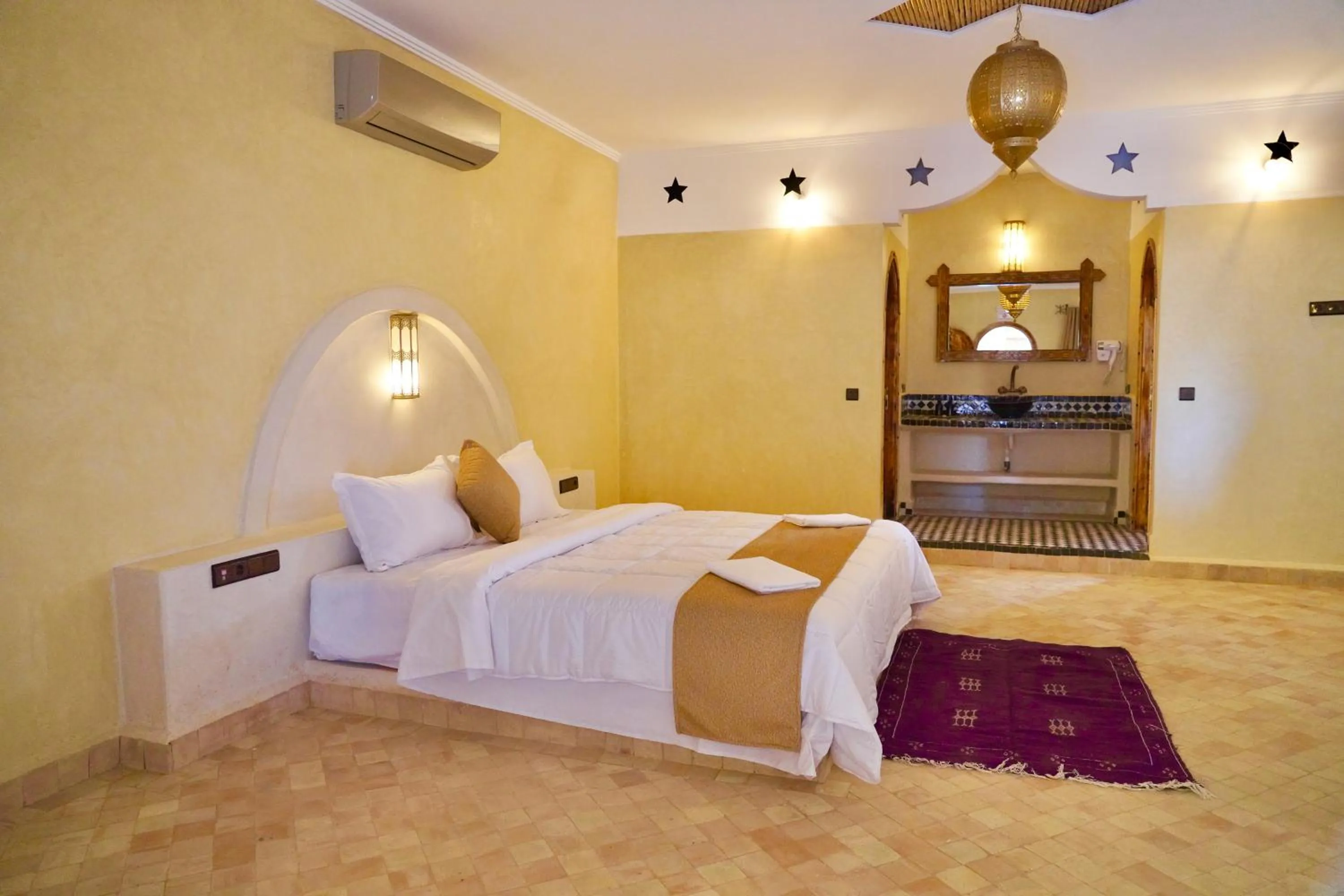 Bed in Hotel Sunset Palace