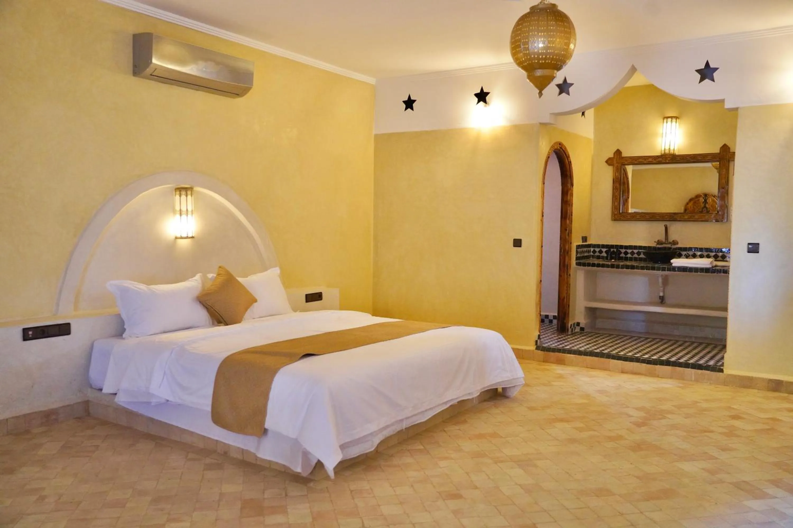 Bed in Hotel Sunset Palace